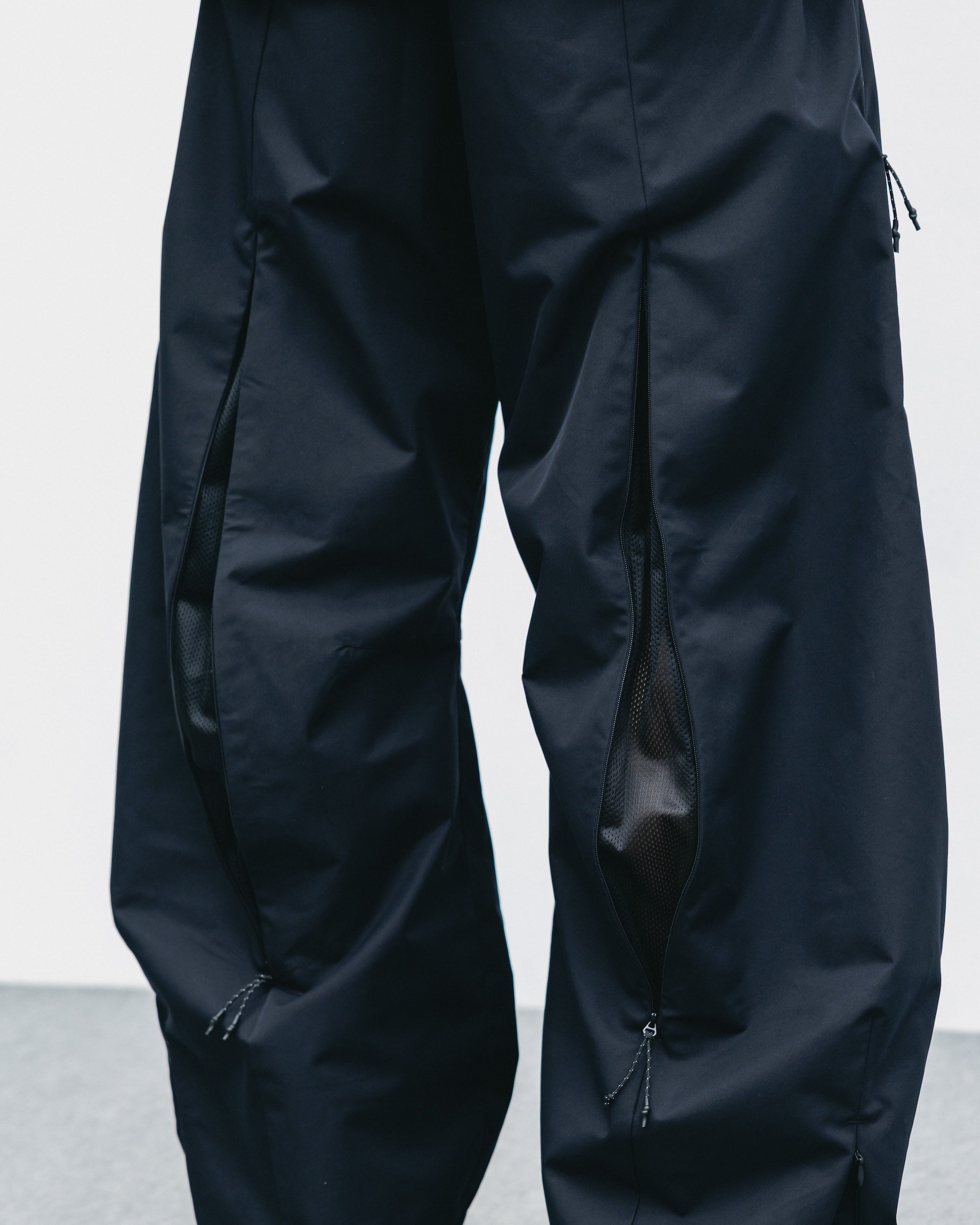 +phenix WINDSTOPPER® by GORE-TEX LABS TWILL CITY BARREL LEG PANTS (BLACK)