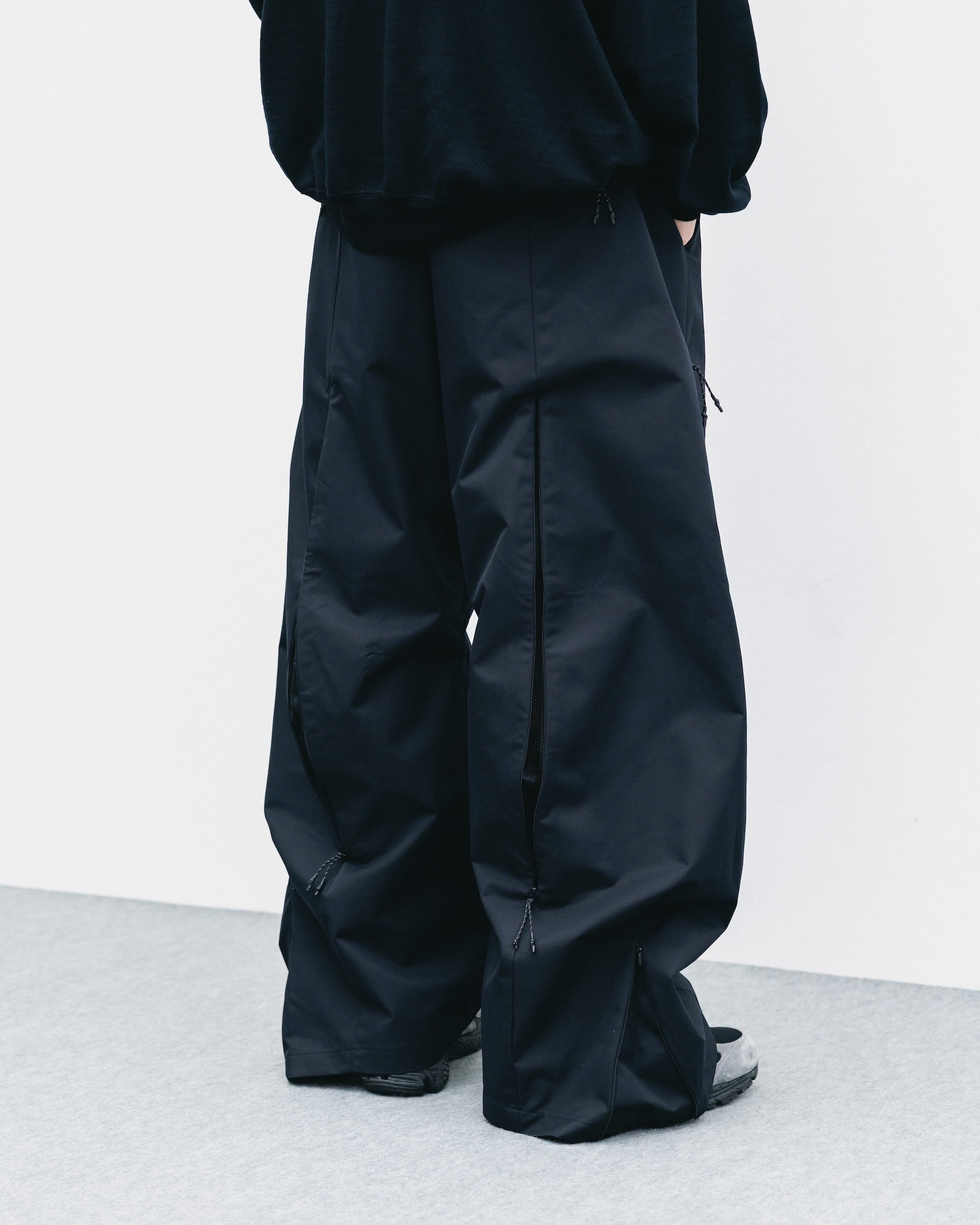 【10.29 WED 20:00- IN STOCK】+phenix WINDSTOPPER® by GORE-TEX LABS TWILL CITY BARREL LEG PANTS (BLACK)