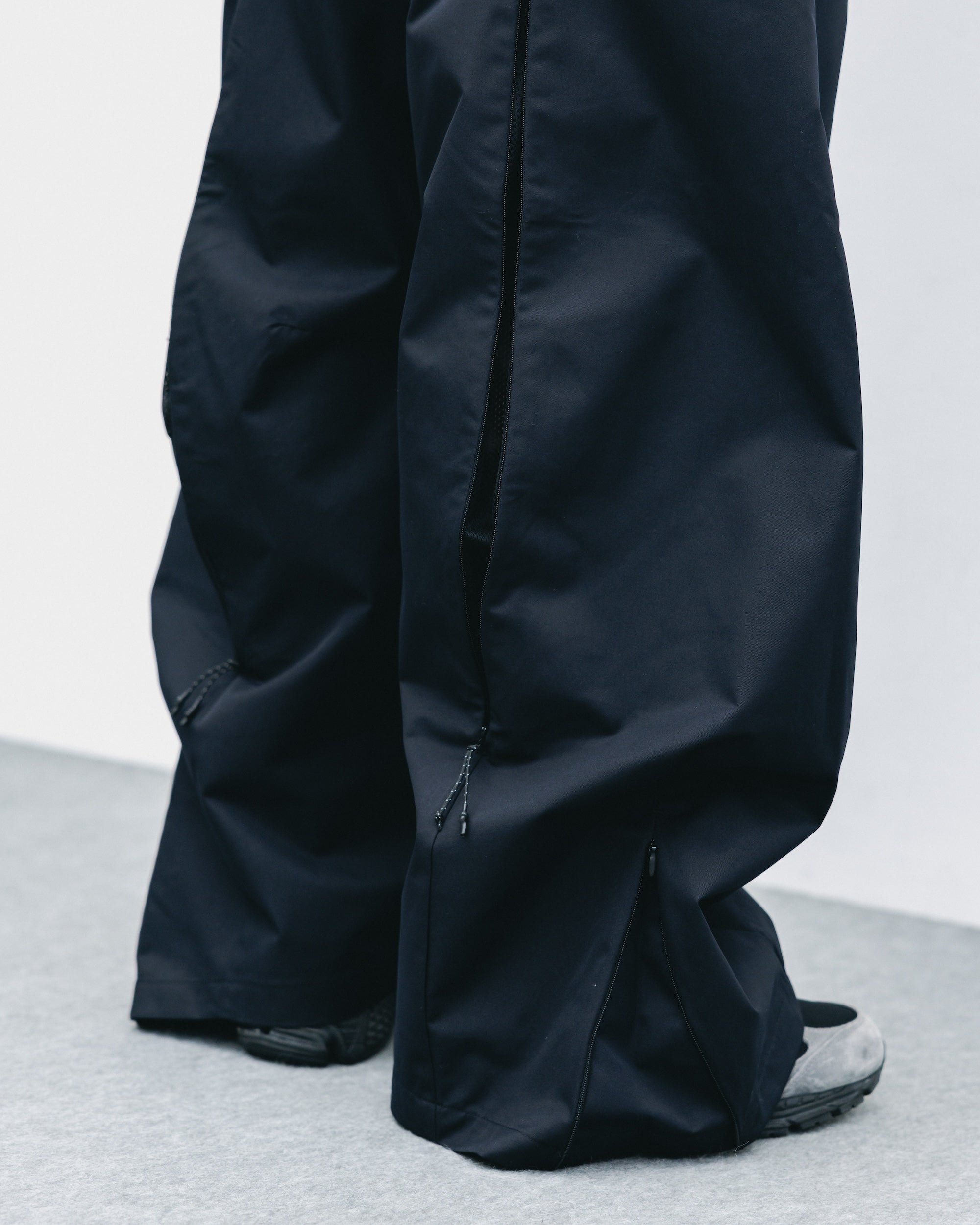 +phenix WINDSTOPPER® by GORE-TEX LABS TWILL CITY BARREL LEG PANTS (BLACK)