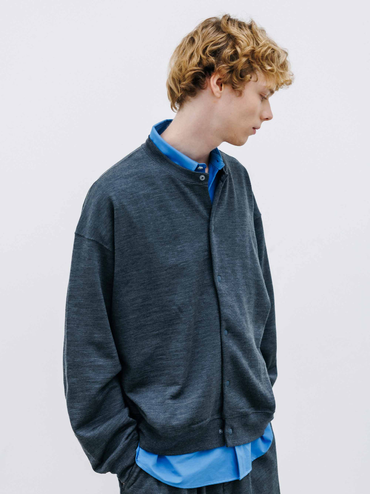【10.14 WED 20:00- IN STOCK】 WOOL SWEAT CREW NECK CARDIGAN (GRAY)