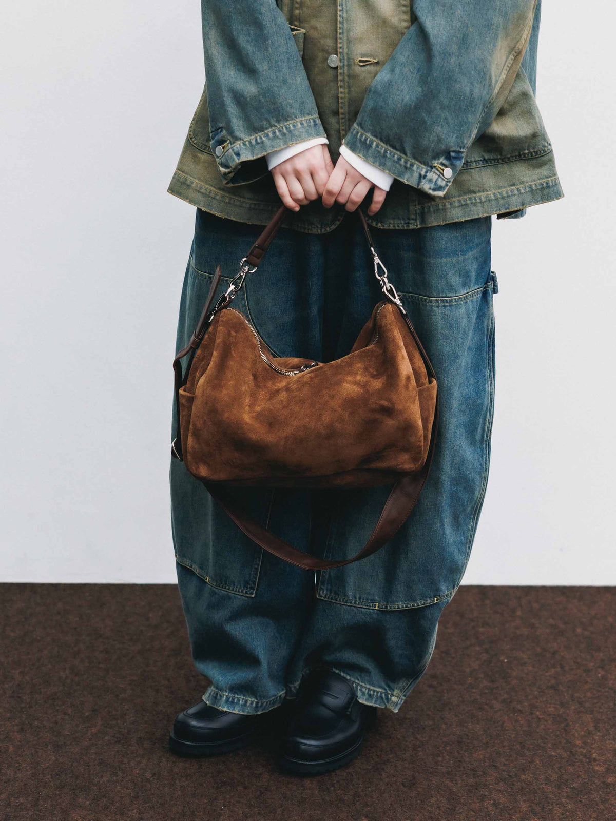 【9.19 SAT 20:00- IN STOCK】SUEDE DAYOFF BAG (BROWN)