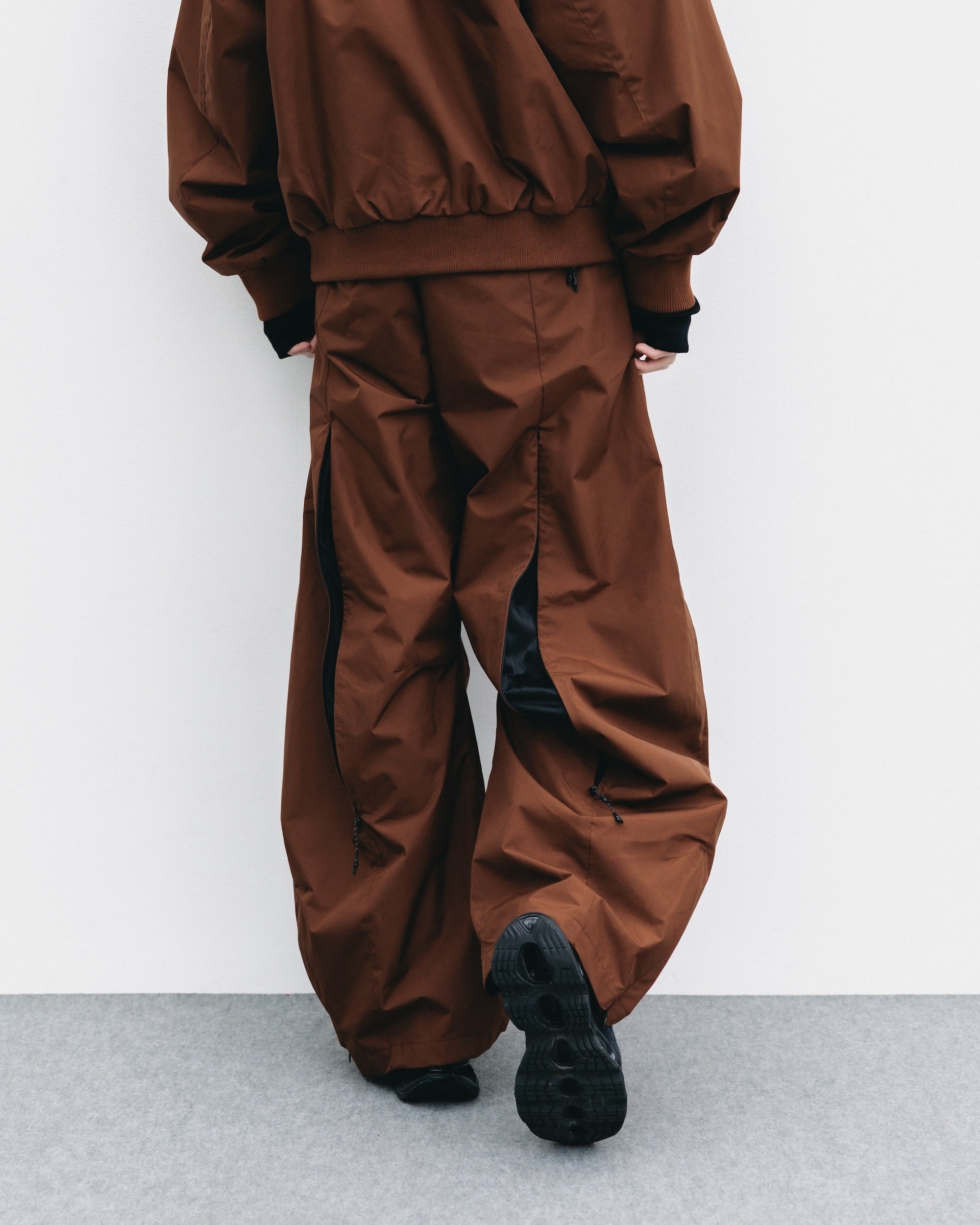 【10.29 WED 20:00- IN STOCK】+phenix WINDSTOPPER® by GORE-TEX LABS CITY BARREL LEG PANTS (CHOCOLATE BROWN)