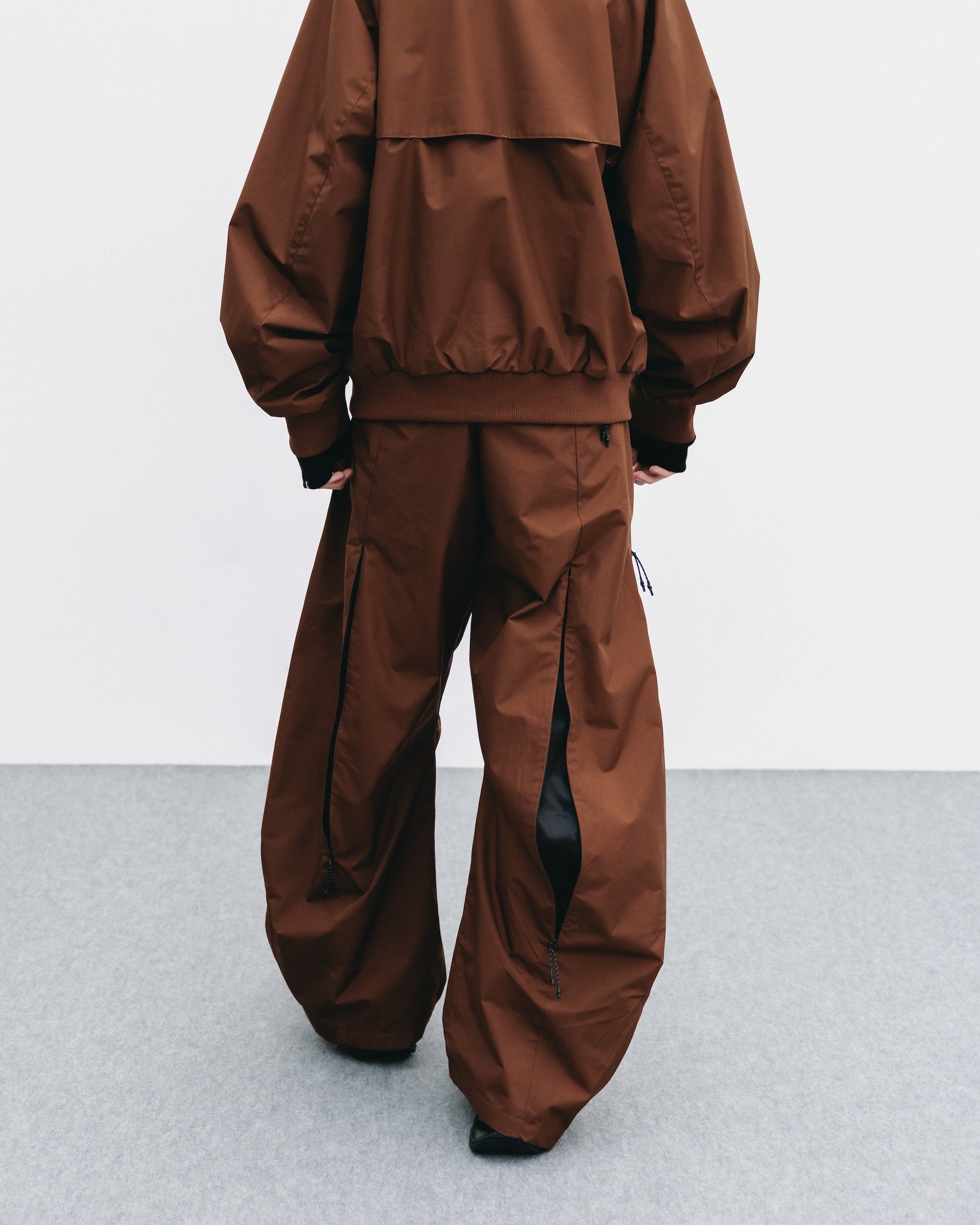 【10.29 WED 20:00- IN STOCK】+phenix WINDSTOPPER® by GORE-TEX LABS CITY BARREL LEG PANTS (CHOCOLATE BROWN)