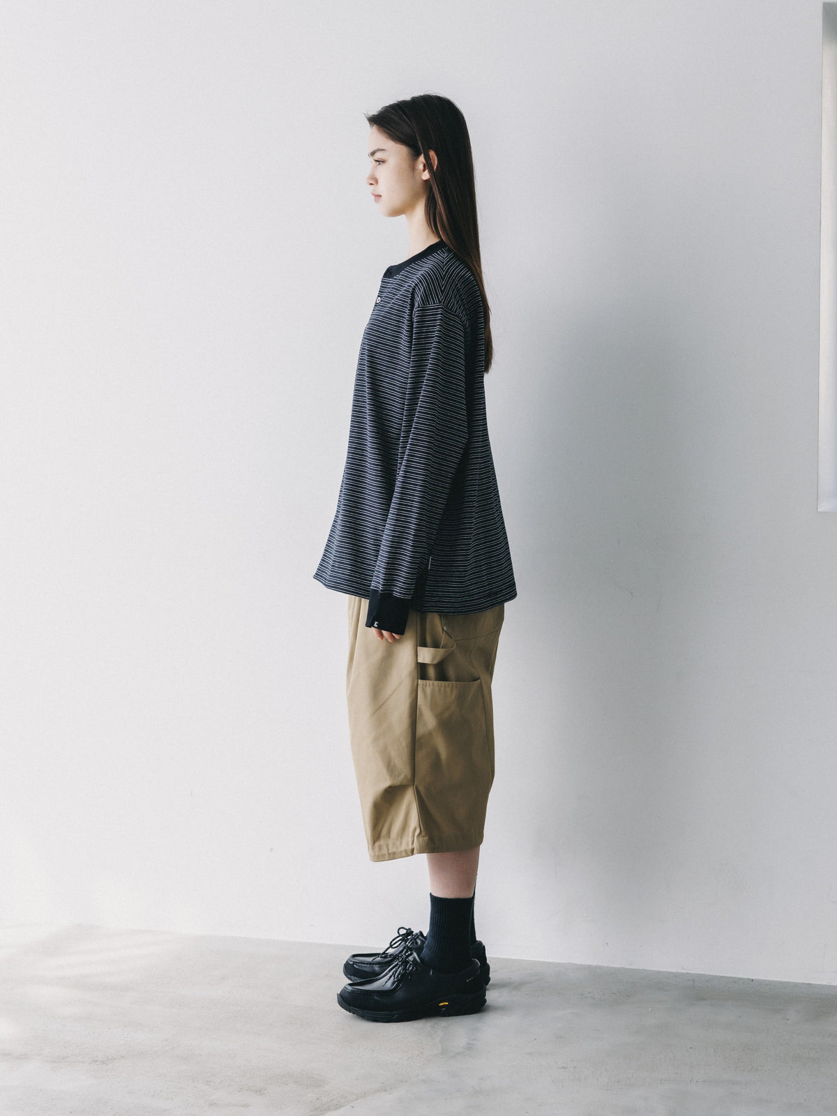 【10.14 WED 20:00- IN STOCK】MICRO STRIPE HENLEY NECK L/S T-SHIRT WITH DRAWSTRINGS (BLACK)