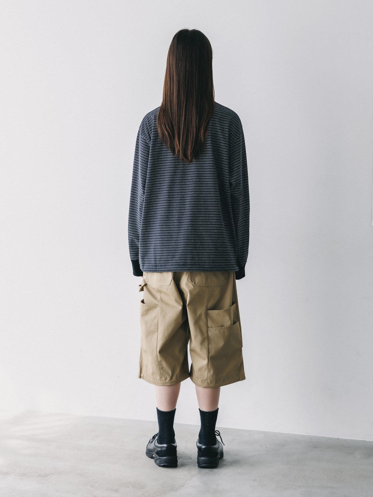 【10.14 WED 20:00- IN STOCK】MICRO STRIPE HENLEY NECK L/S T-SHIRT WITH DRAWSTRINGS (BLACK)