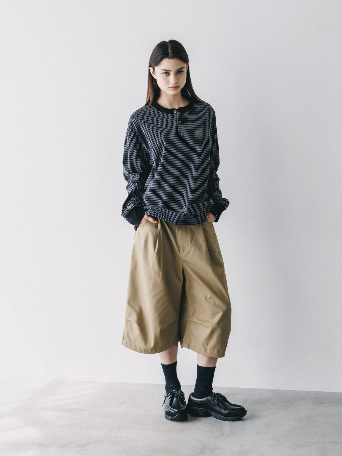 【10.14 WED 20:00- IN STOCK】MICRO STRIPE HENLEY NECK L/S T-SHIRT WITH DRAWSTRINGS (BLACK)