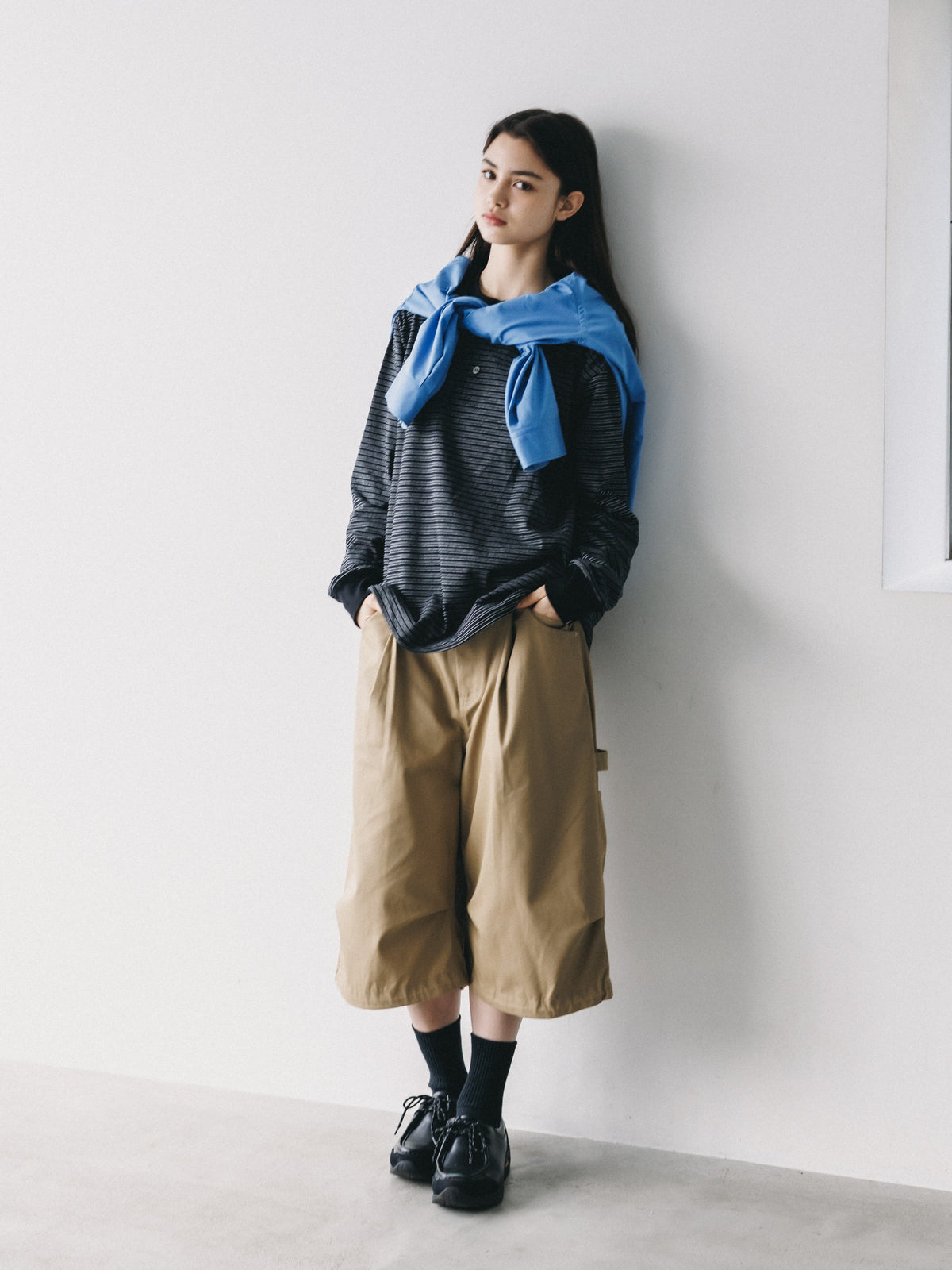 【10.14 WED 20:00- IN STOCK】MICRO STRIPE HENLEY NECK L/S T-SHIRT WITH DRAWSTRINGS (BLACK)