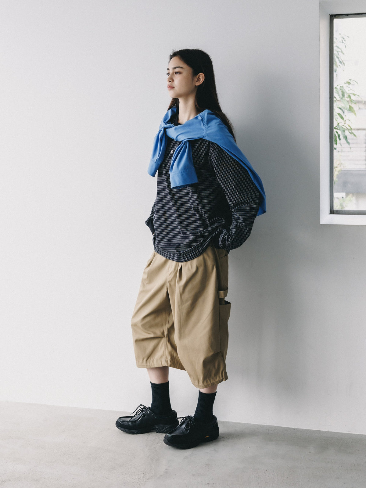 【10.14 WED 20:00- IN STOCK】MICRO STRIPE HENLEY NECK L/S T-SHIRT WITH DRAWSTRINGS (BLACK)