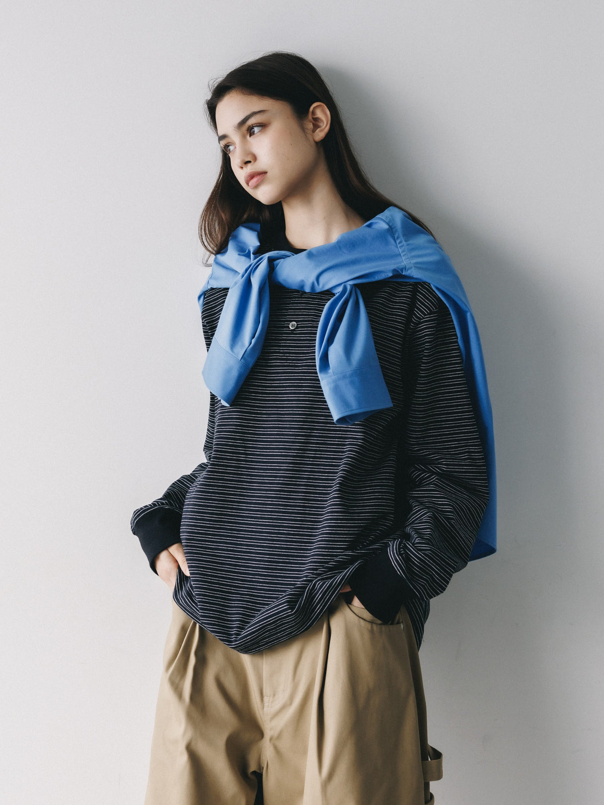 【10.14 WED 20:00- IN STOCK】MICRO STRIPE HENLEY NECK L/S T-SHIRT WITH DRAWSTRINGS (BLACK)