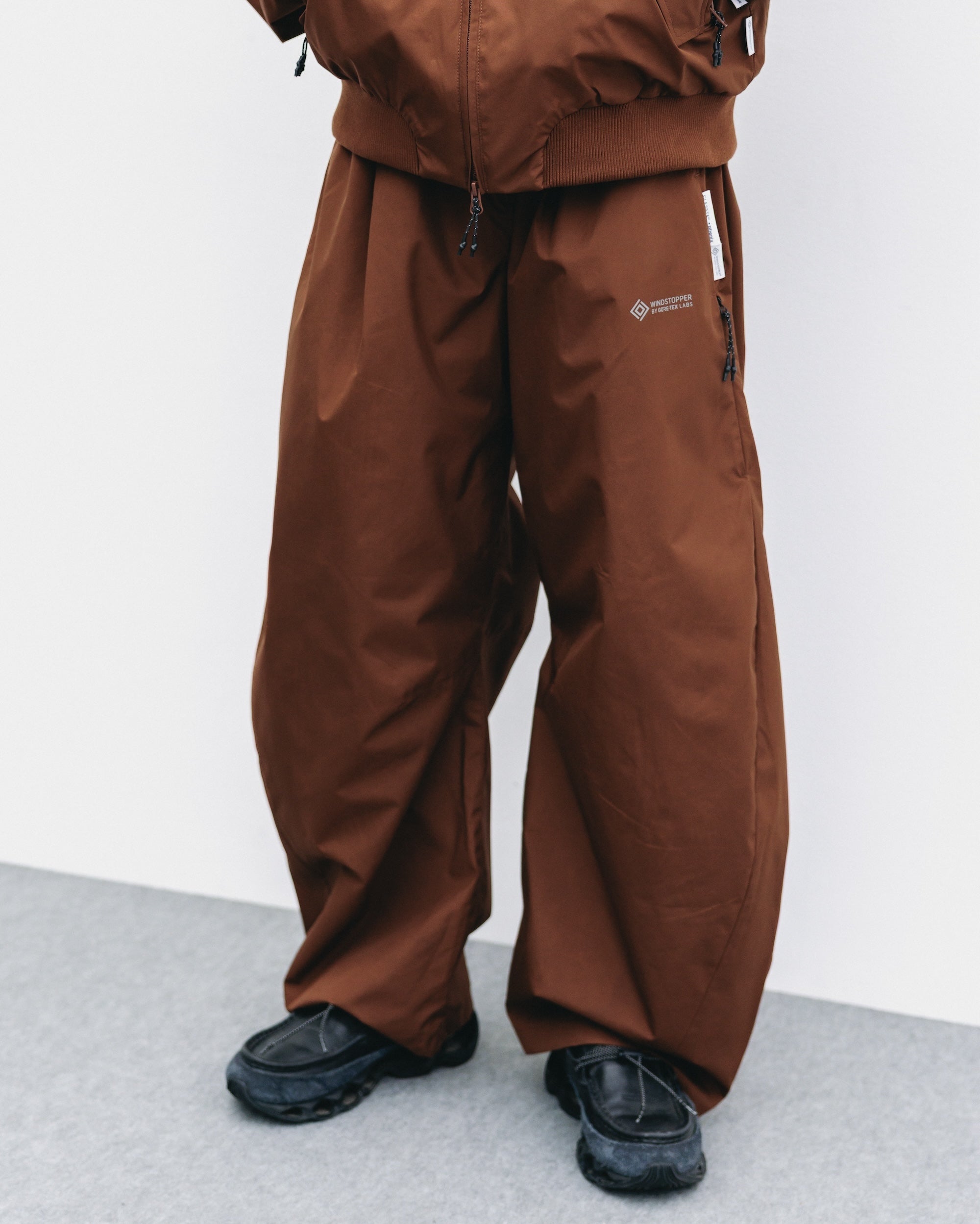 【10.29 WED 20:00- IN STOCK】+phenix WINDSTOPPER® by GORE-TEX LABS CITY BARREL LEG PANTS (CHOCOLATE BROWN)