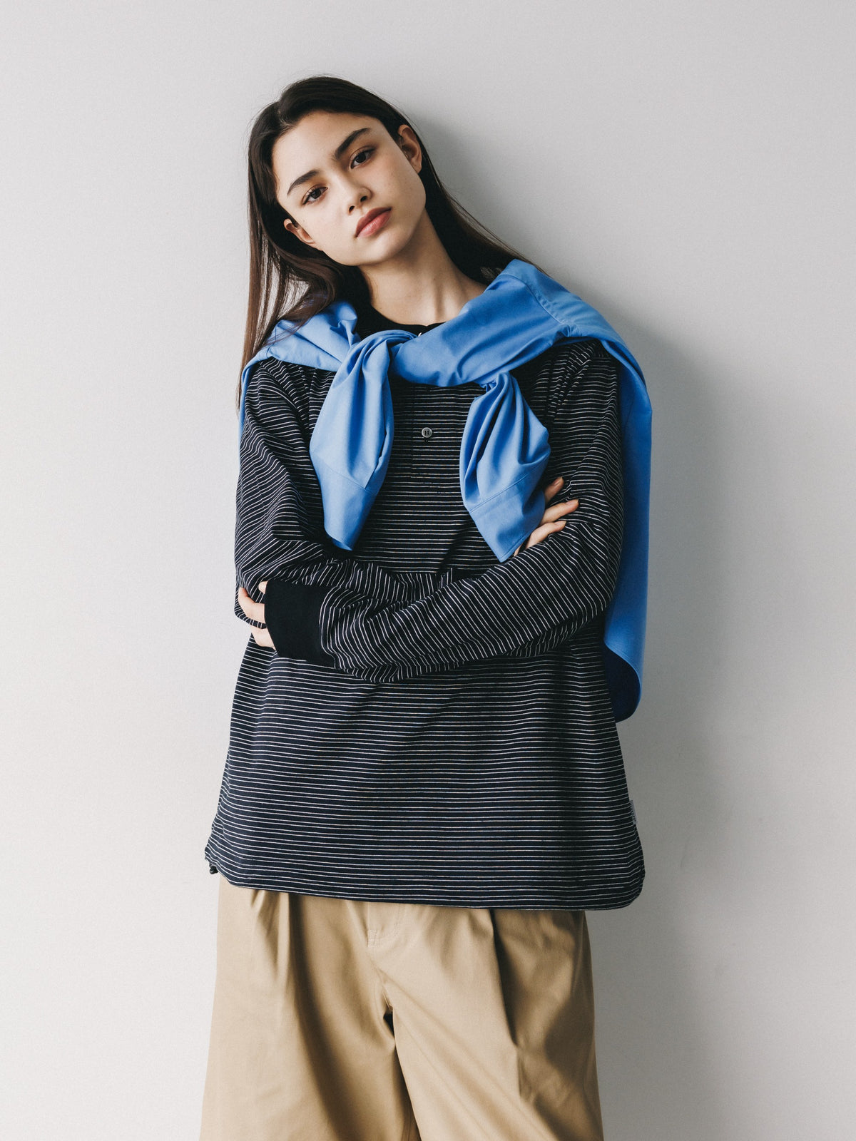【10.14 WED 20:00- IN STOCK】MICRO STRIPE HENLEY NECK L/S T-SHIRT WITH DRAWSTRINGS (BLACK)