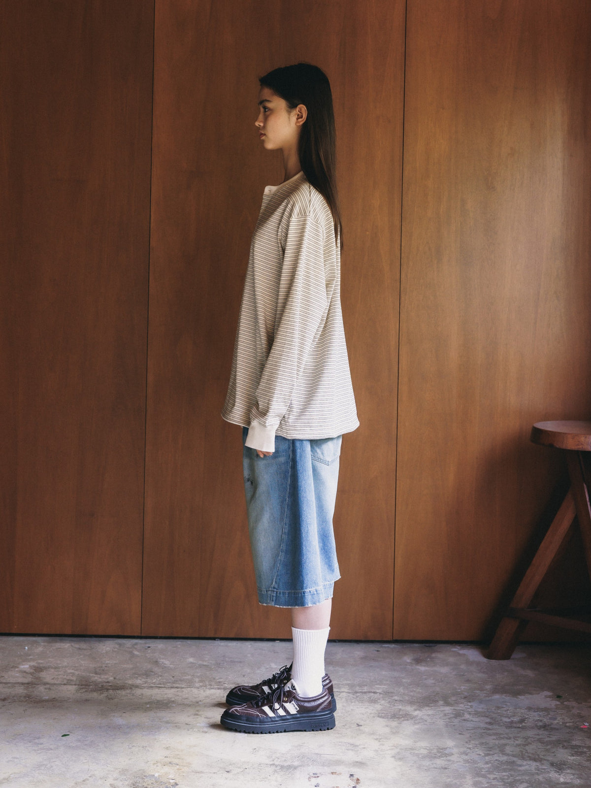 【10.14 WED 20:00- IN STOCK】 MICRO STRIPE HENLEY NECK L/S T-SHIRT WITH DRAWSTRINGS (IVORY)