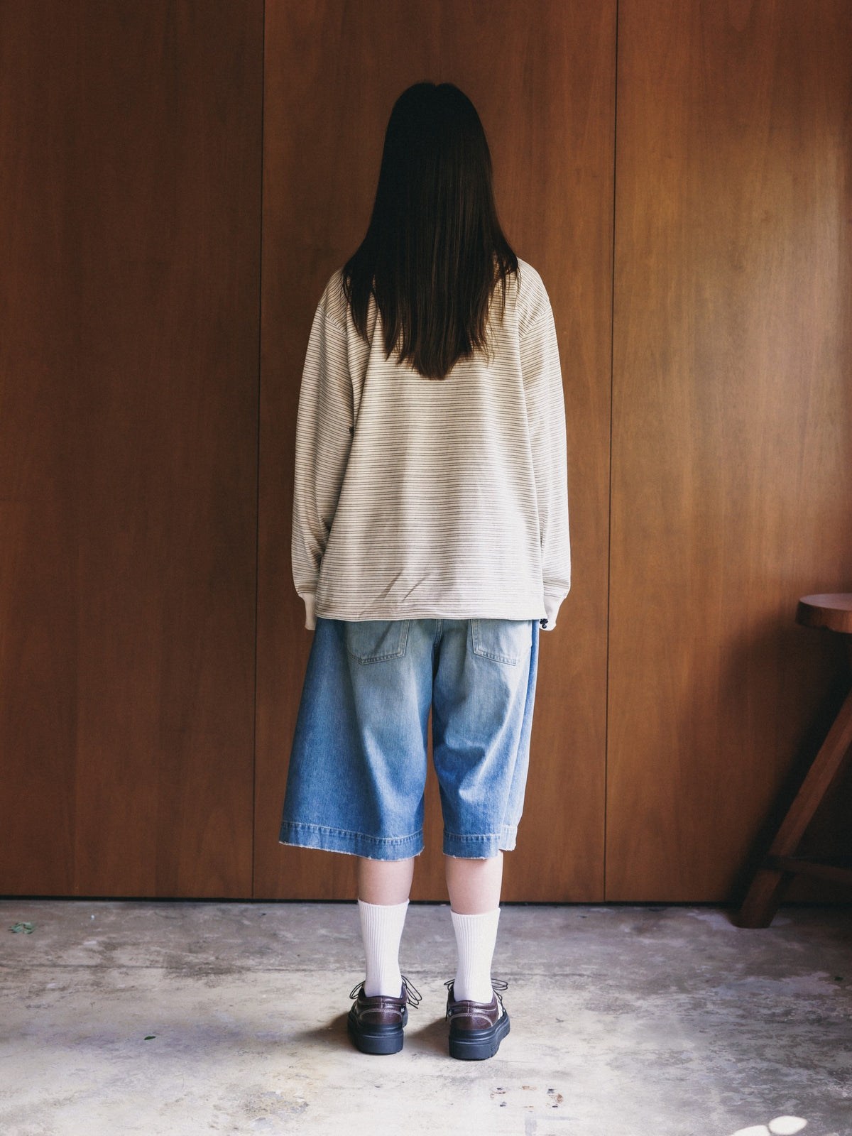 【10.14 WED 20:00- IN STOCK】 MICRO STRIPE HENLEY NECK L/S T-SHIRT WITH DRAWSTRINGS (IVORY)