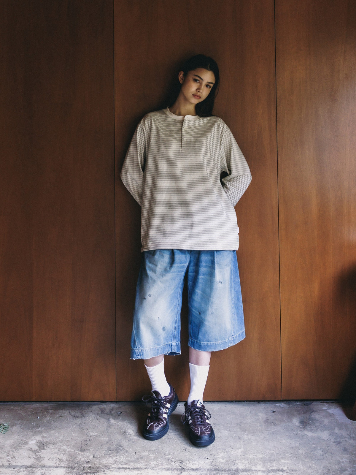 【10.14 WED 20:00- IN STOCK】 MICRO STRIPE HENLEY NECK L/S T-SHIRT WITH DRAWSTRINGS (IVORY)