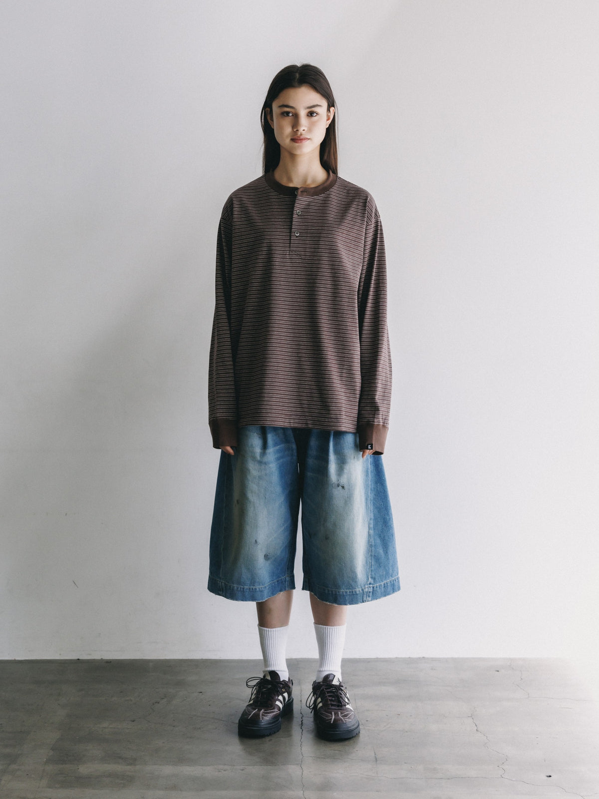【10.14 WED 20:00- IN STOCK】 MICRO STRIPE HENLEY NECK L/S T-SHIRT WITH DRAWSTRINGS (BROWN)