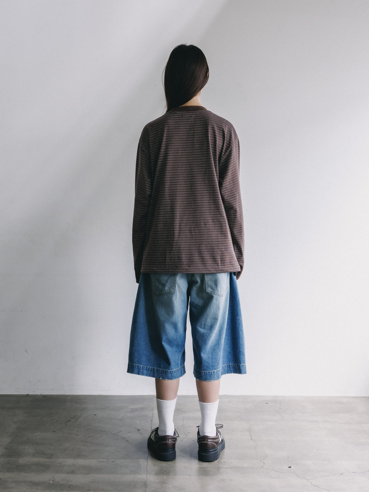 【10.14 WED 20:00- IN STOCK】 MICRO STRIPE HENLEY NECK L/S T-SHIRT WITH DRAWSTRINGS (BROWN)
