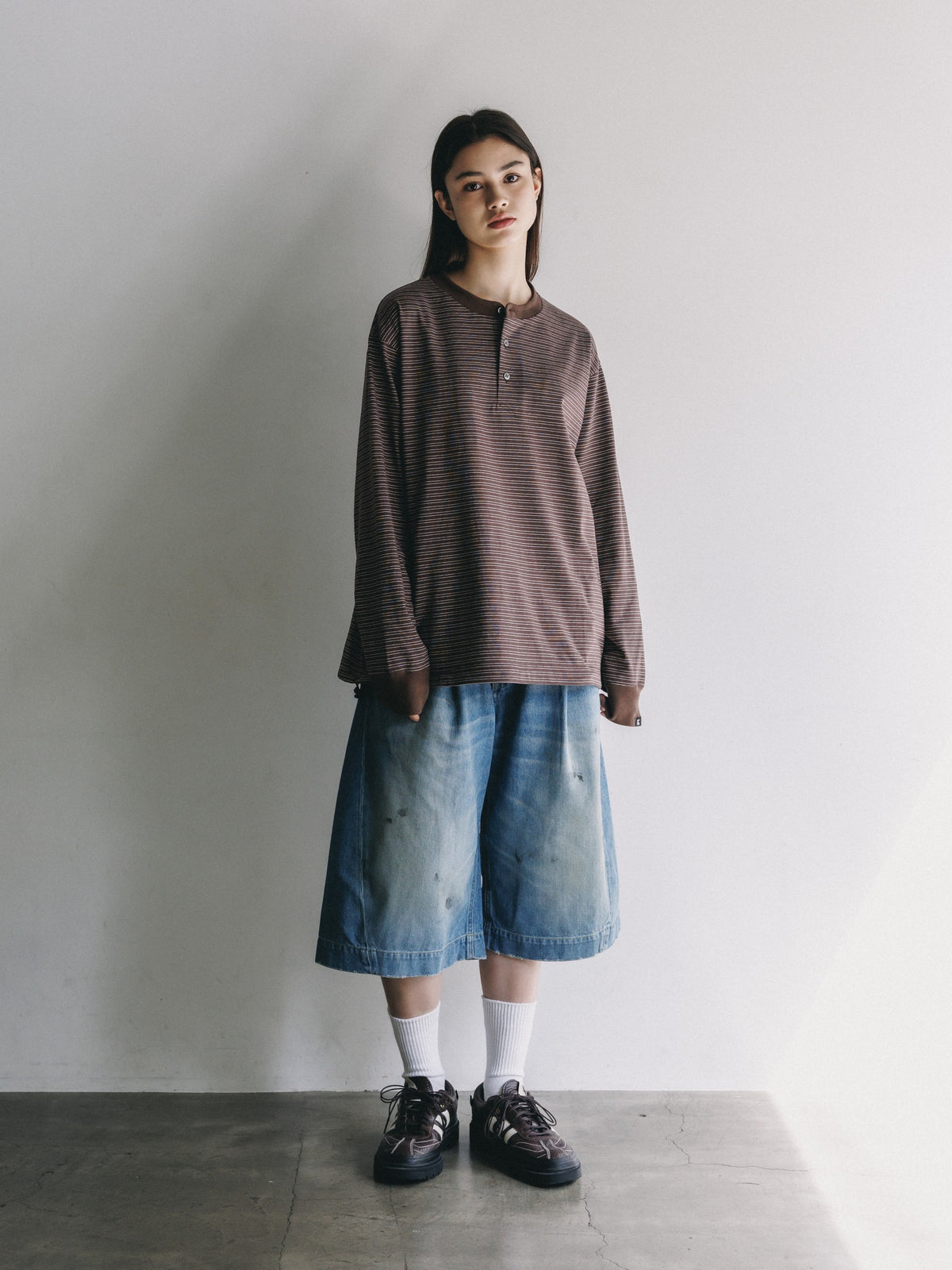 【10.14 WED 20:00- IN STOCK】 MICRO STRIPE HENLEY NECK L/S T-SHIRT WITH DRAWSTRINGS (BROWN)