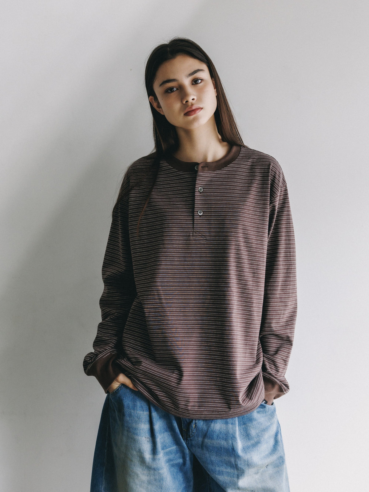 【10.14 WED 20:00- IN STOCK】 MICRO STRIPE HENLEY NECK L/S T-SHIRT WITH DRAWSTRINGS (BROWN)