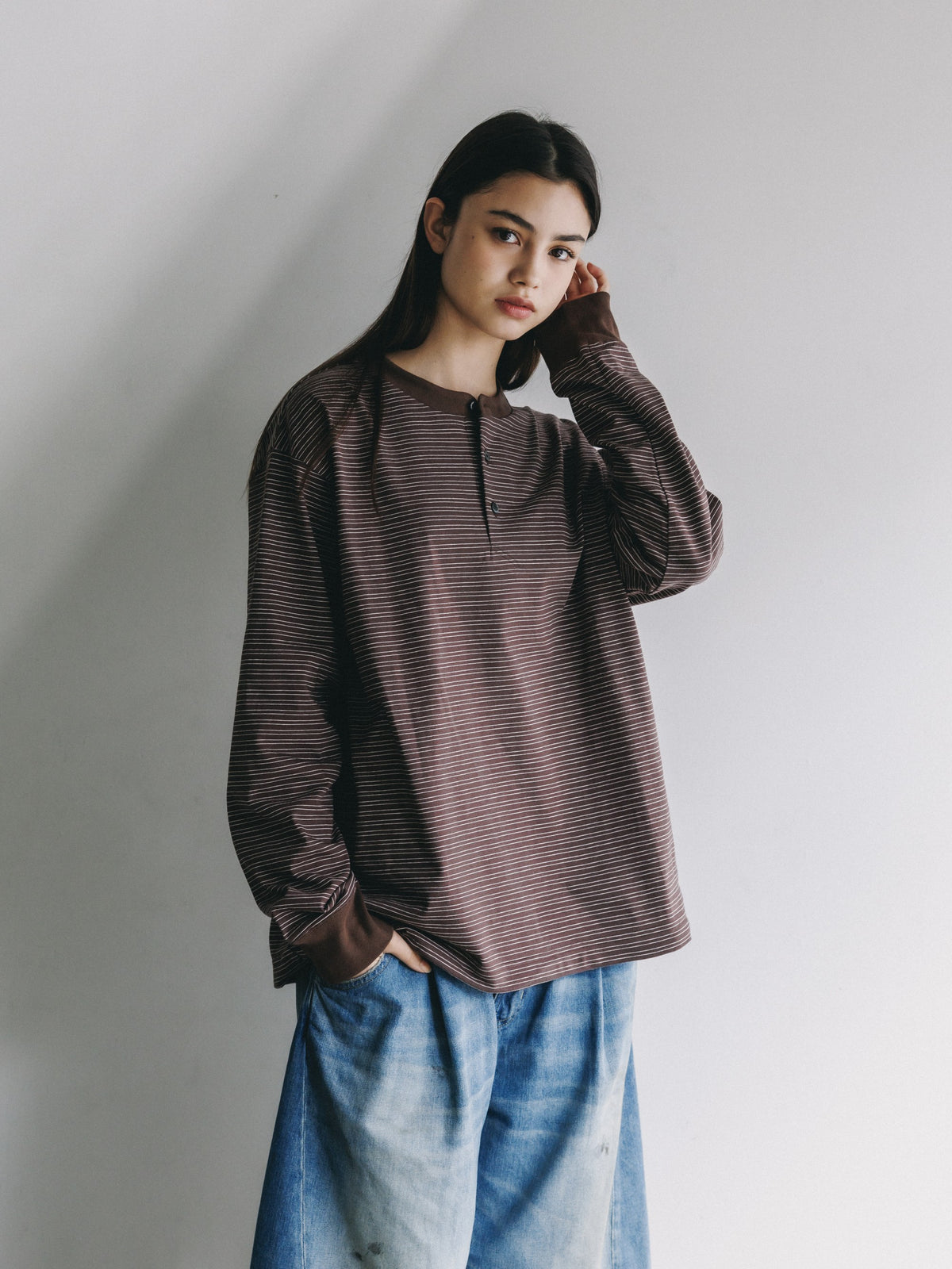 【10.14 WED 20:00- IN STOCK】 MICRO STRIPE HENLEY NECK L/S T-SHIRT WITH DRAWSTRINGS (BROWN)