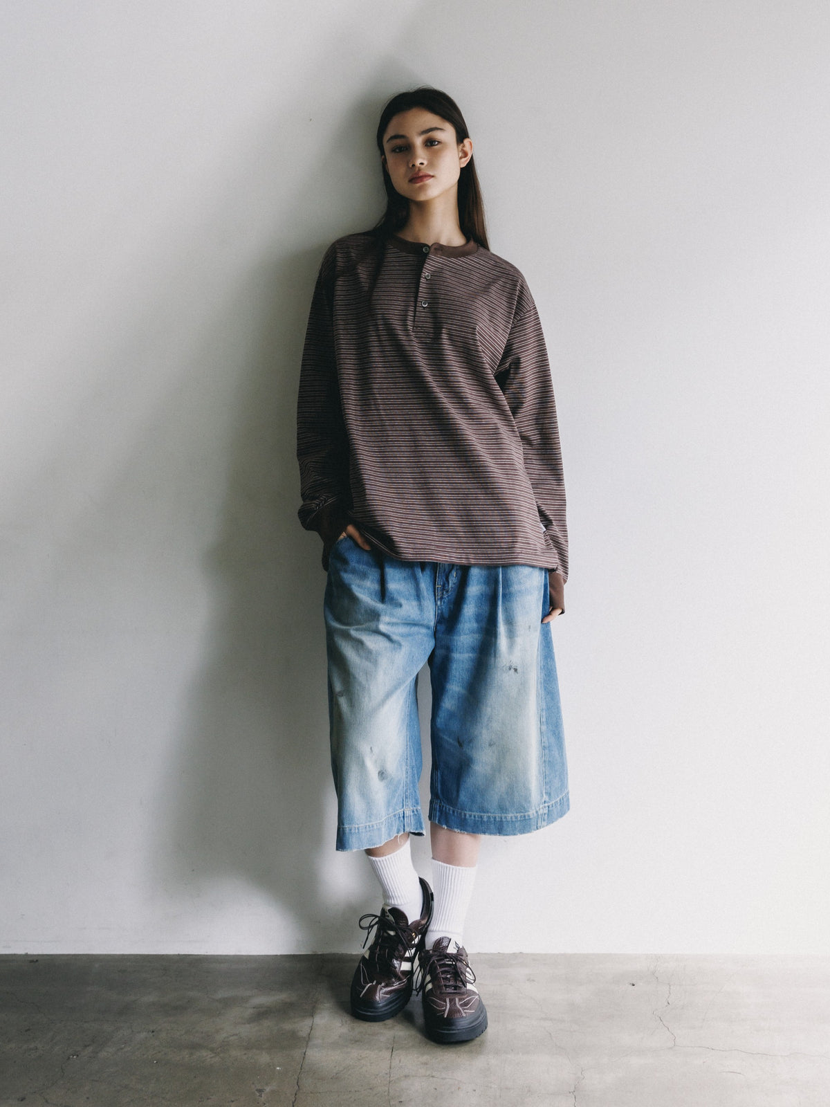 【10.14 WED 20:00- IN STOCK】 MICRO STRIPE HENLEY NECK L/S T-SHIRT WITH DRAWSTRINGS (BROWN)