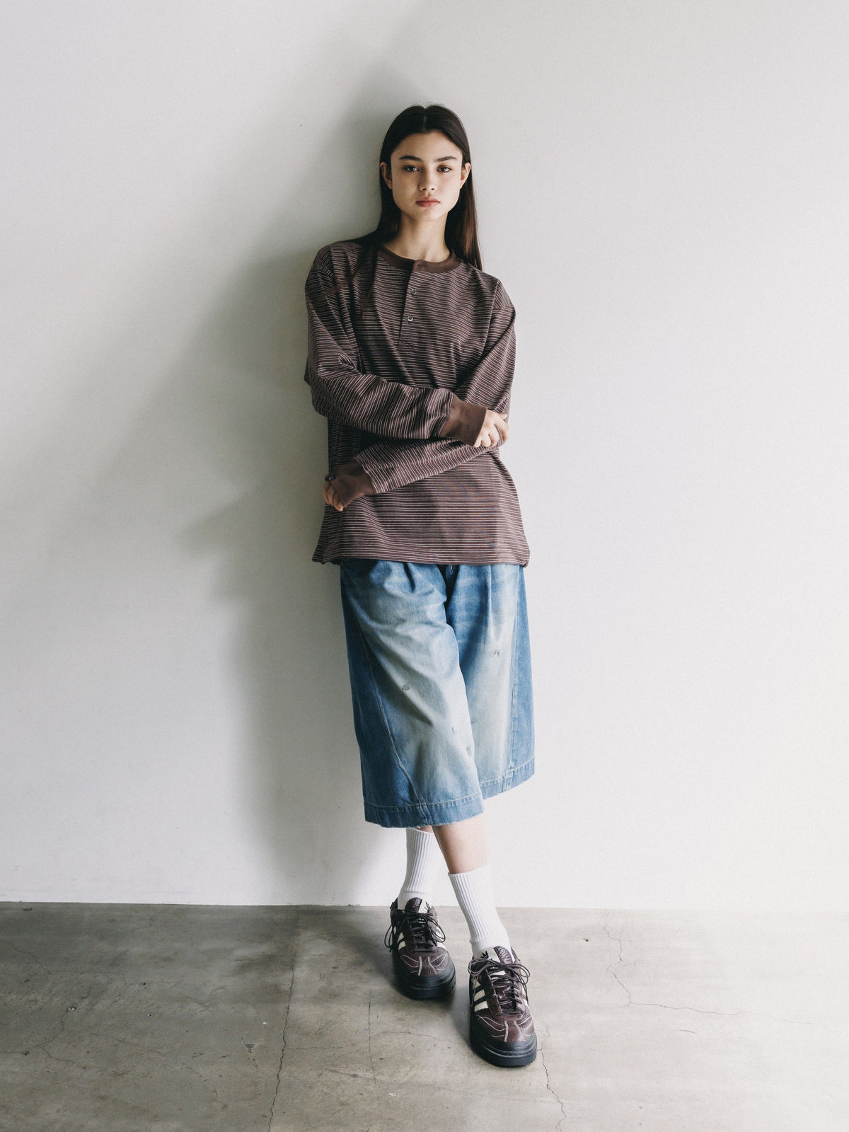 【10.14 WED 20:00- IN STOCK】 MICRO STRIPE HENLEY NECK L/S T-SHIRT WITH DRAWSTRINGS (BROWN)