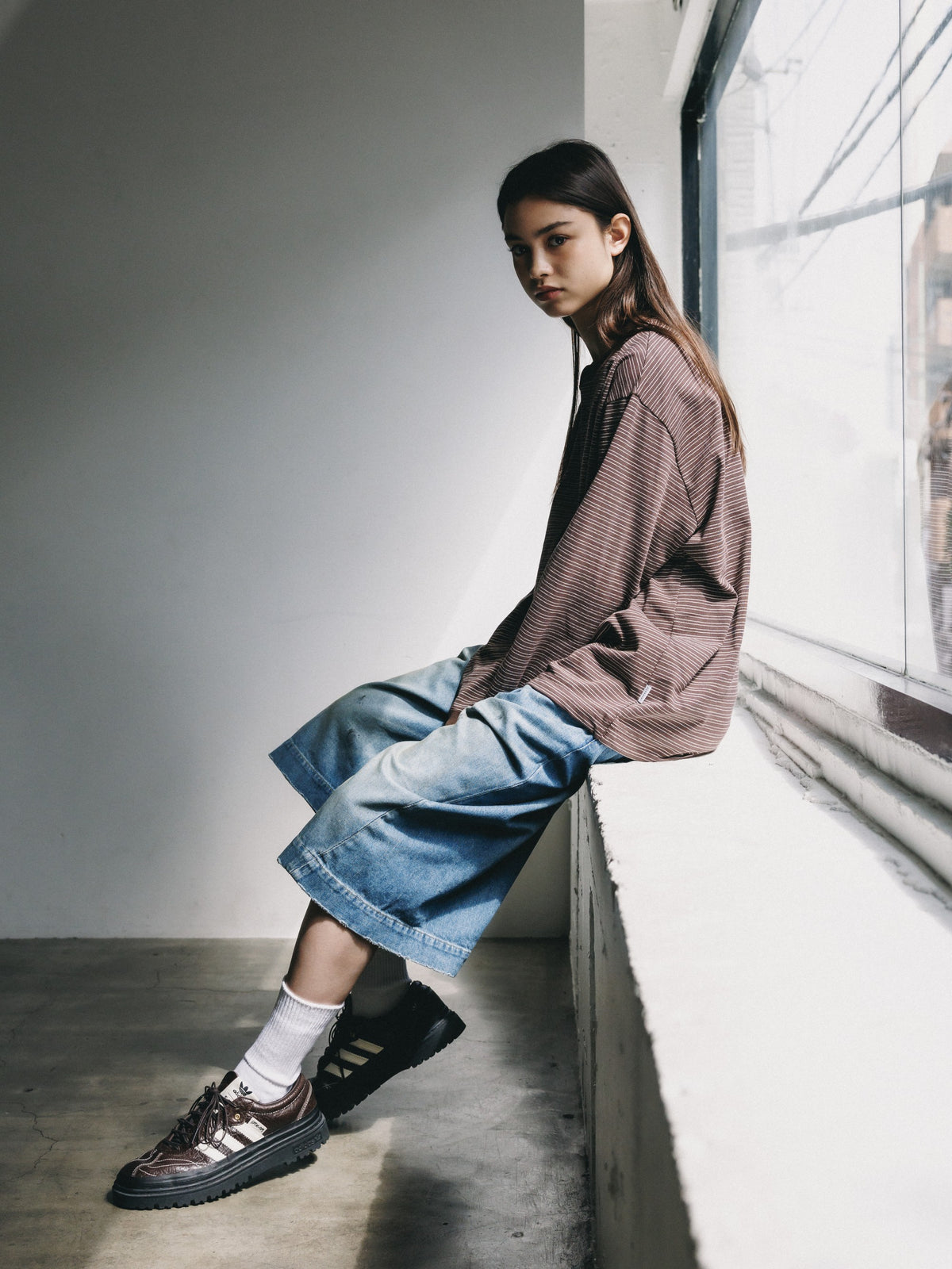 【10.14 WED 20:00- IN STOCK】 MICRO STRIPE HENLEY NECK L/S T-SHIRT WITH DRAWSTRINGS (BROWN)