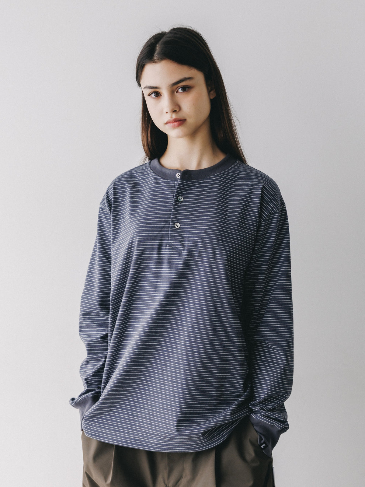 【10.14 WED 20:00- IN STOCK】 MICRO STRIPE HENLEY NECK L/S T-SHIRT WITH DRAWSTRINGS (GRAY)