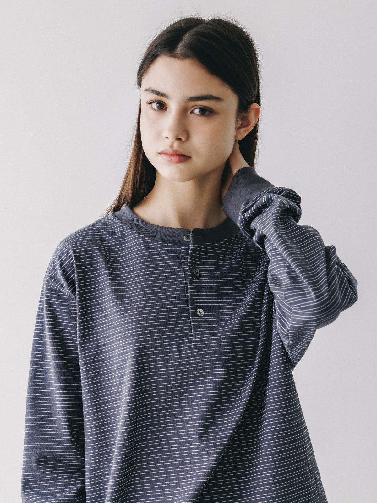 【10.14 WED 20:00- IN STOCK】 MICRO STRIPE HENLEY NECK L/S T-SHIRT WITH DRAWSTRINGS (GRAY)