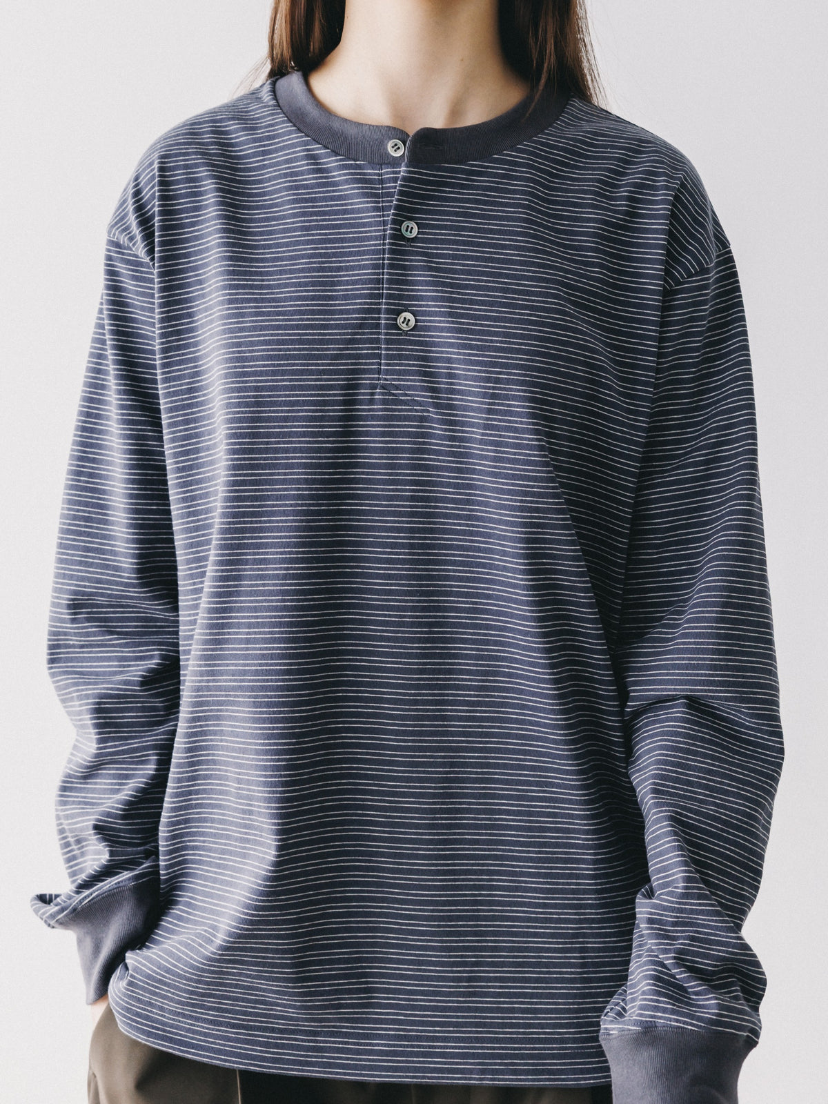【10.14 WED 20:00- IN STOCK】 MICRO STRIPE HENLEY NECK L/S T-SHIRT WITH DRAWSTRINGS (GRAY)