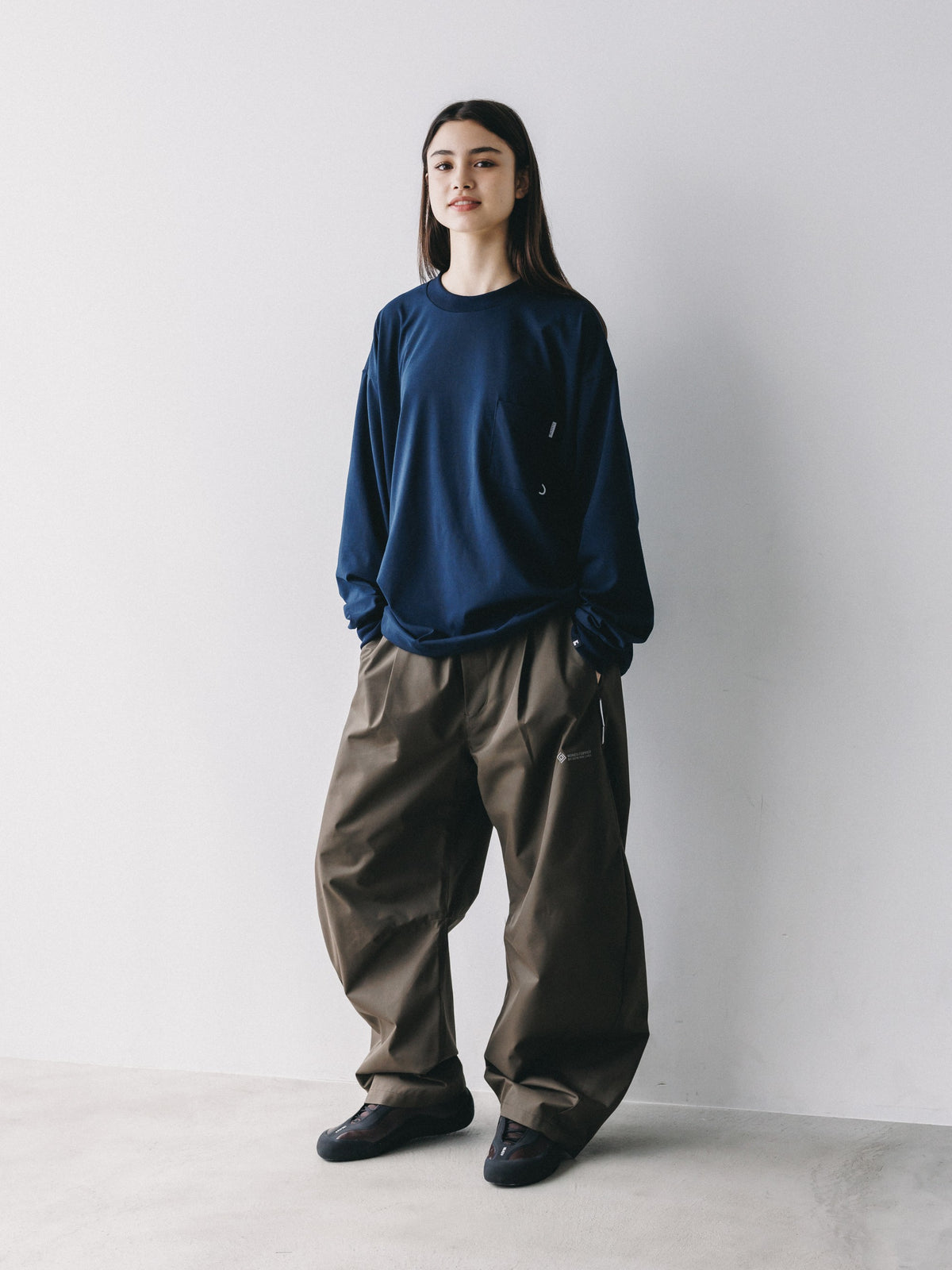 【10.17 SAT 20:00- IN STOCK】 +phenix WINDSTOPPER® by GORE-TEX LABS TWILL CITY BARREL LEG PANTS (URBAN BROWN)