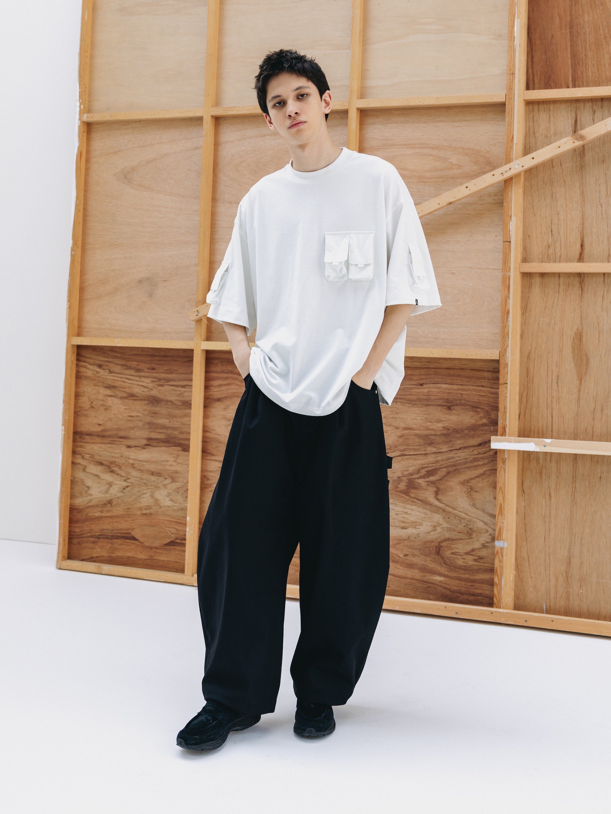 【7.1 WED 20:00- IN STOCK】MULTI POCKET S/S T-SHIRT (WHITE)