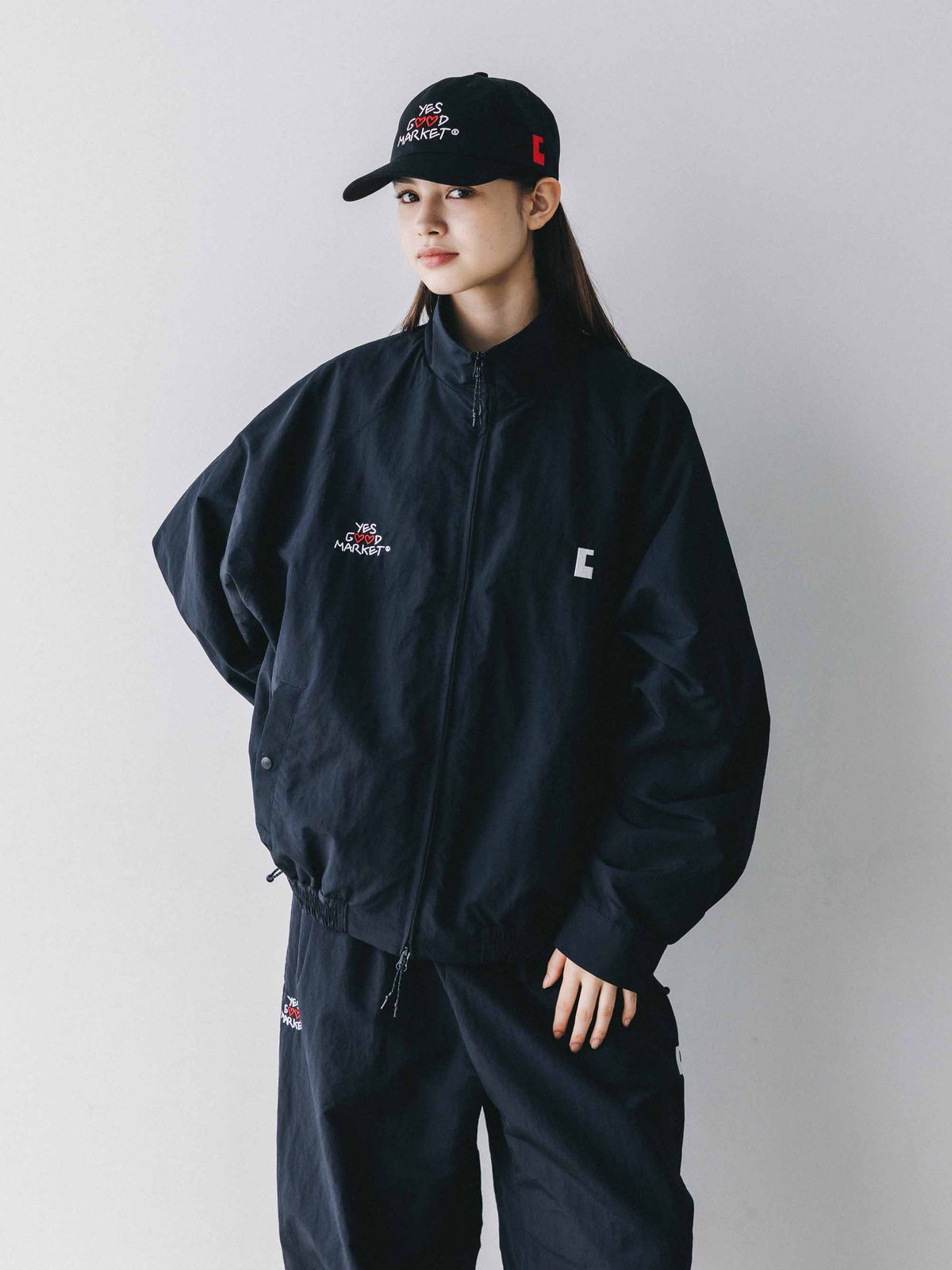 【10.4 SUN 20:00- IN STOCK】【LIMITED】 “YES G♡♡D MARKET" ACTIVE CITY UNIFORM UTILITY JACKET (BLACK)