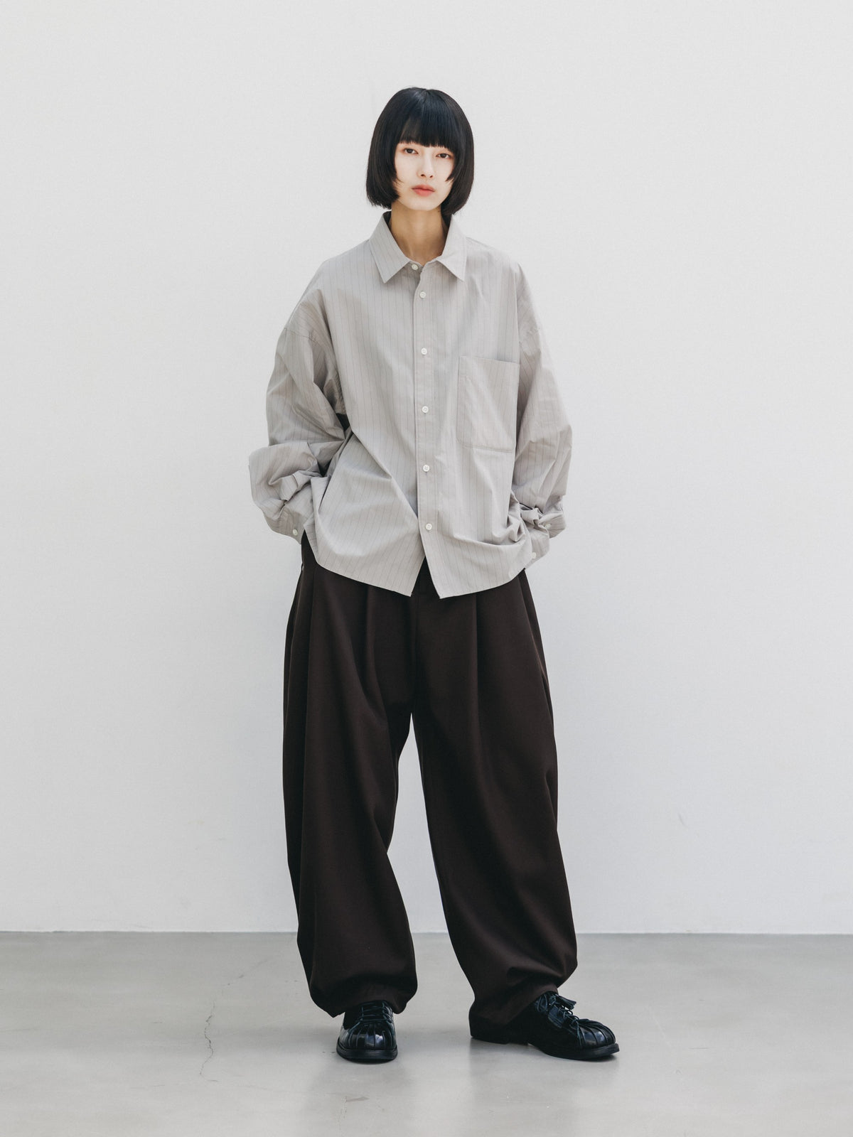 【10.14 WED 20:00- IN STOCK】 STRIPED EVERYDAY BOX FIT L/S SHIRT (GRAY STRIPE)