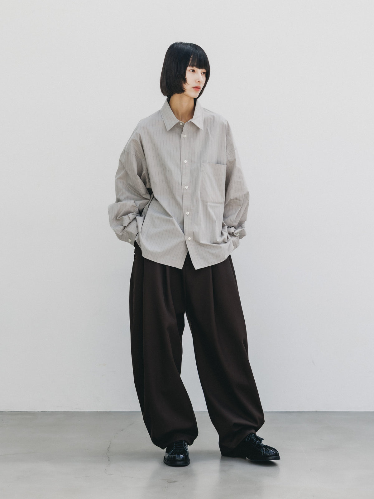 【10.14 WED 20:00- IN STOCK】 STRIPED EVERYDAY BOX FIT L/S SHIRT (GRAY STRIPE)