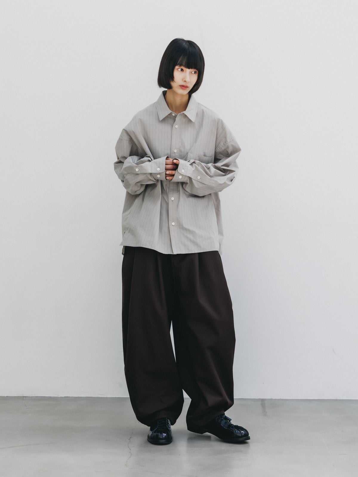 【10.14 WED 20:00- IN STOCK】 STRIPED EVERYDAY BOX FIT L/S SHIRT (GRAY STRIPE)