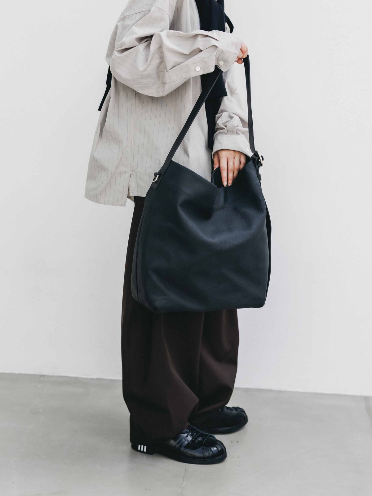 【9.30 WED 20:00- IN STOCK】GRAIN LEATHER EDITOR’S BAG (BLACK)