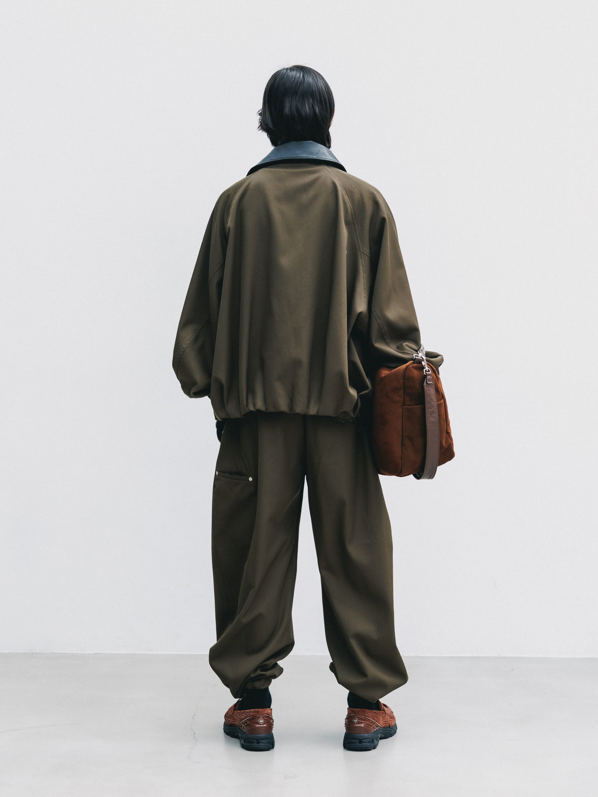 【10.7 WED 20:00- IN STOCK】 WOOL KERSEY CITY WIDE TAPERED BALLOON PANTS (OLIVE)