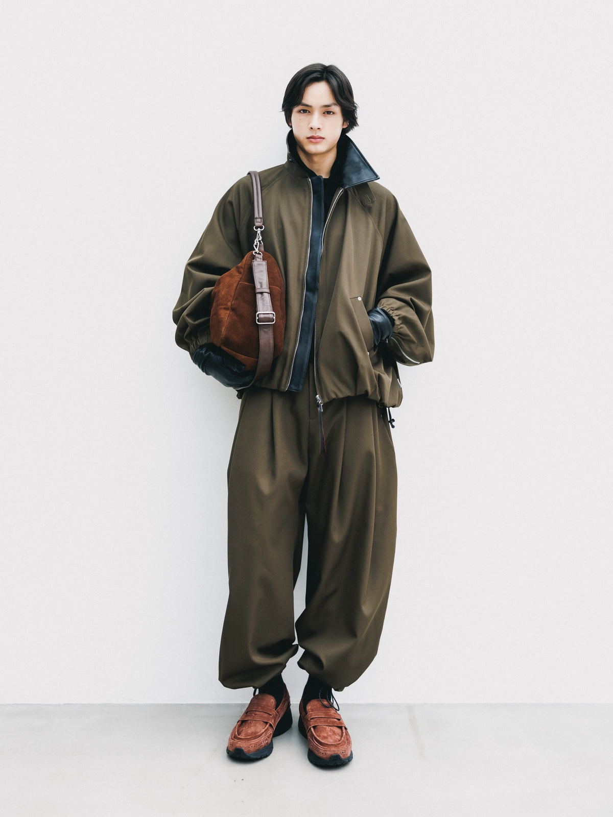 【10.7 WED 20:00- IN STOCK】 WOOL KERSEY CITY WIDE TAPERED BALLOON PANTS (OLIVE)