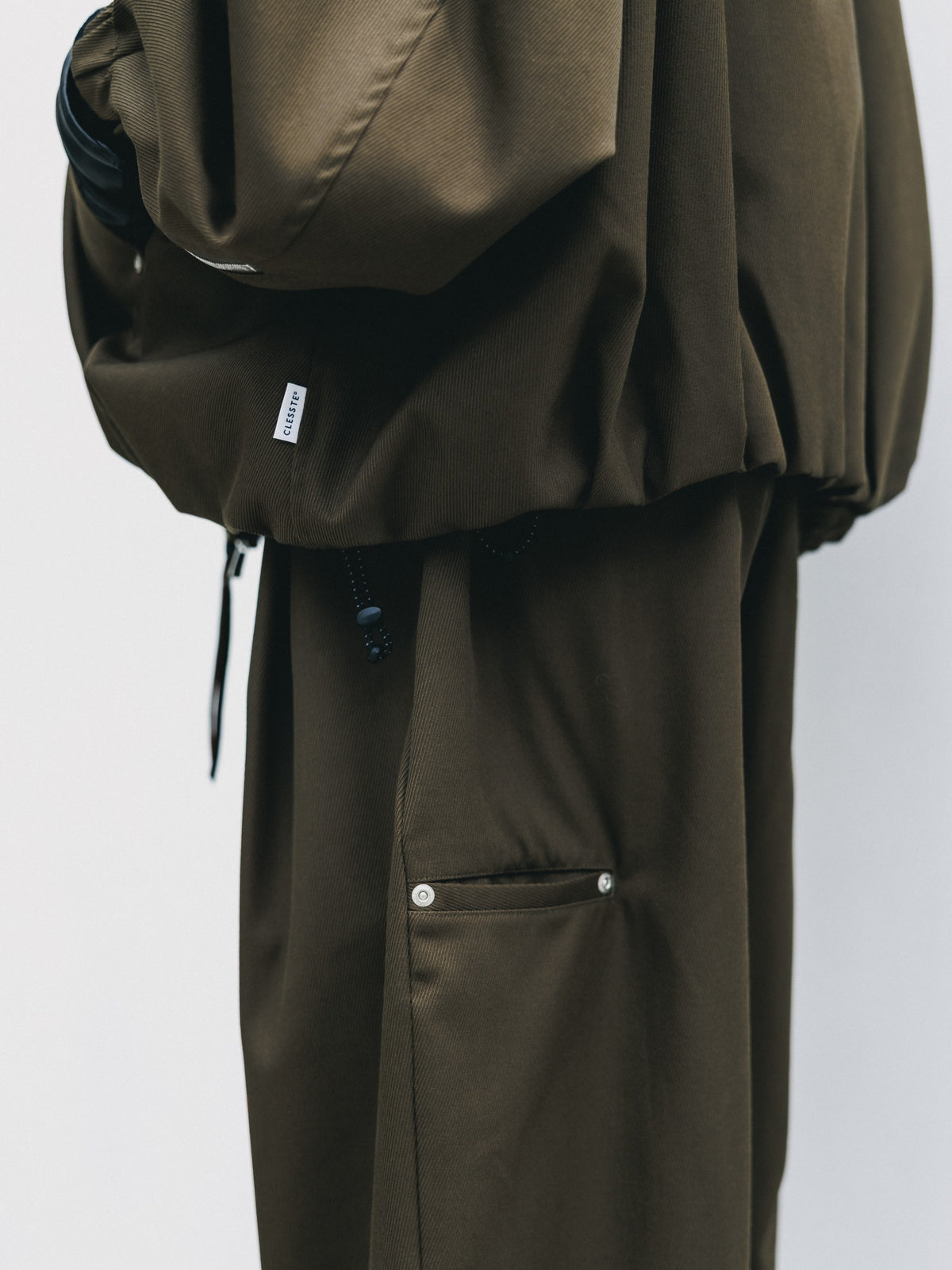【10.7 WED 20:00- IN STOCK】 WOOL KERSEY CITY WIDE TAPERED BALLOON PANTS (OLIVE)