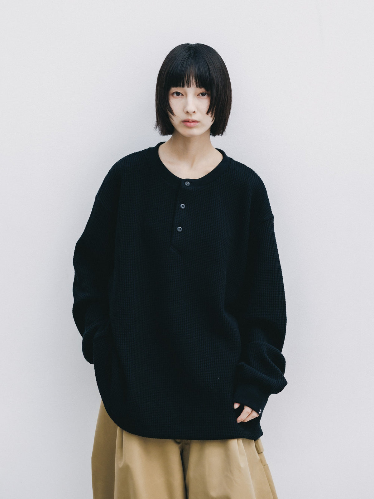 【10.28 WED 20:00- IN STOCK】 THERMAL HENLEY NECK L/S T-SHIRT WITH DRAWSTRINGS (BLACK)