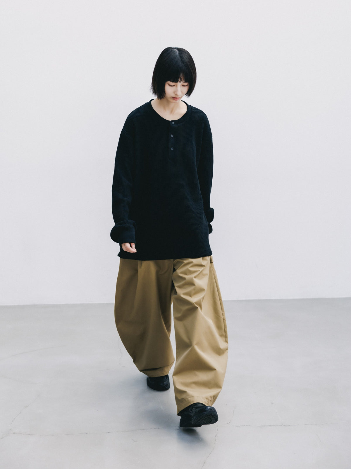【10.28 WED 20:00- IN STOCK】 THERMAL HENLEY NECK L/S T-SHIRT WITH DRAWSTRINGS (BLACK)