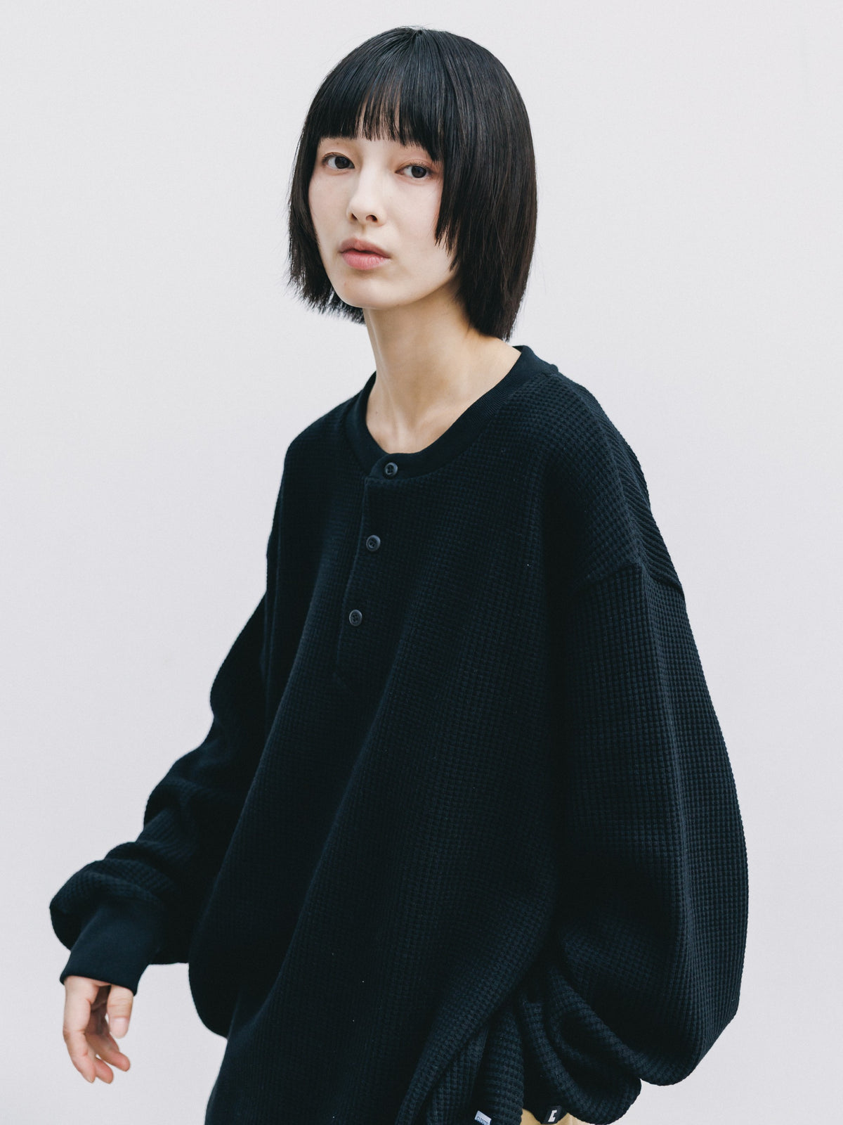 【10.28 WED 20:00- IN STOCK】 THERMAL HENLEY NECK L/S T-SHIRT WITH DRAWSTRINGS (BLACK)