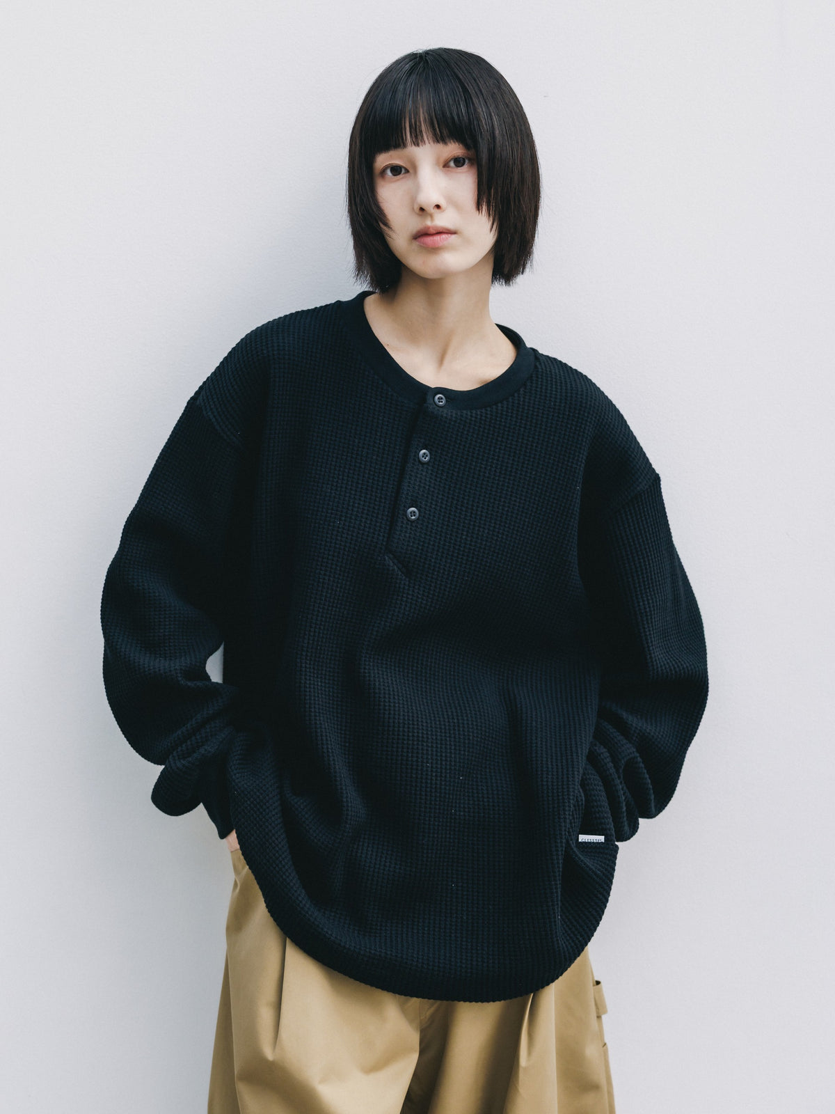【10.28 WED 20:00- IN STOCK】 THERMAL HENLEY NECK L/S T-SHIRT WITH DRAWSTRINGS (BLACK)