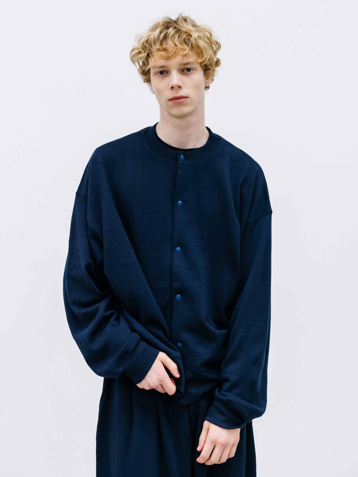 【10.14 WED 20:00- IN STOCK】 WOOL SWEAT CREW NECK CARDIGAN (NAVY)
