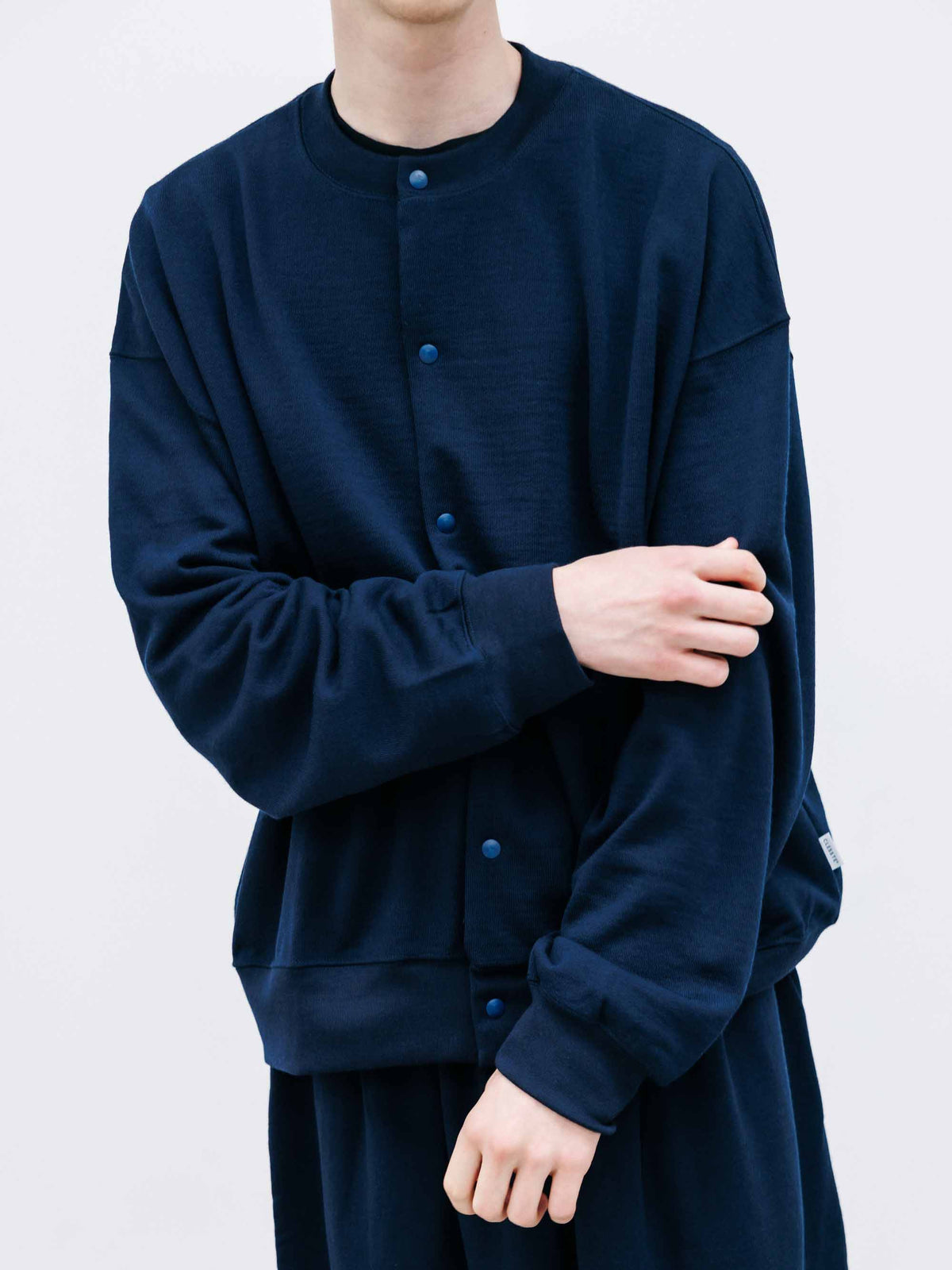 【10.14 WED 20:00- IN STOCK】 WOOL SWEAT CREW NECK CARDIGAN (NAVY)