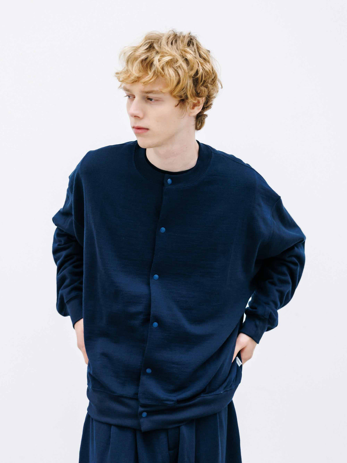 【10.14 WED 20:00- IN STOCK】 WOOL SWEAT CREW NECK CARDIGAN (NAVY)