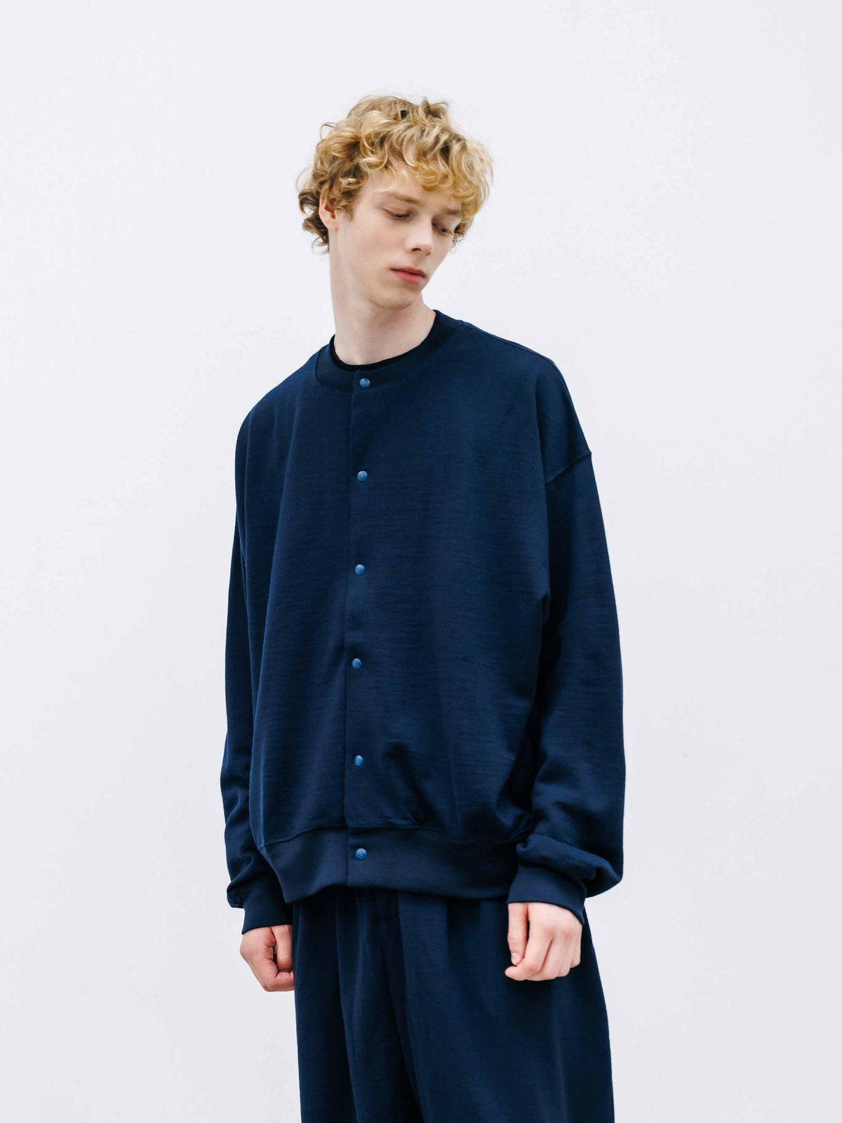 【10.14 WED 20:00- IN STOCK】 WOOL SWEAT CREW NECK CARDIGAN (NAVY)