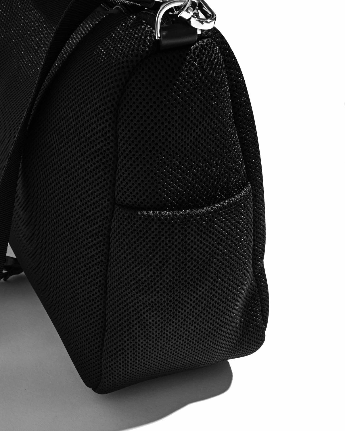 【9.12 SAT 20:00- IN STOCK】W-MESH DAYOFF BAG LARGE (BLACK)