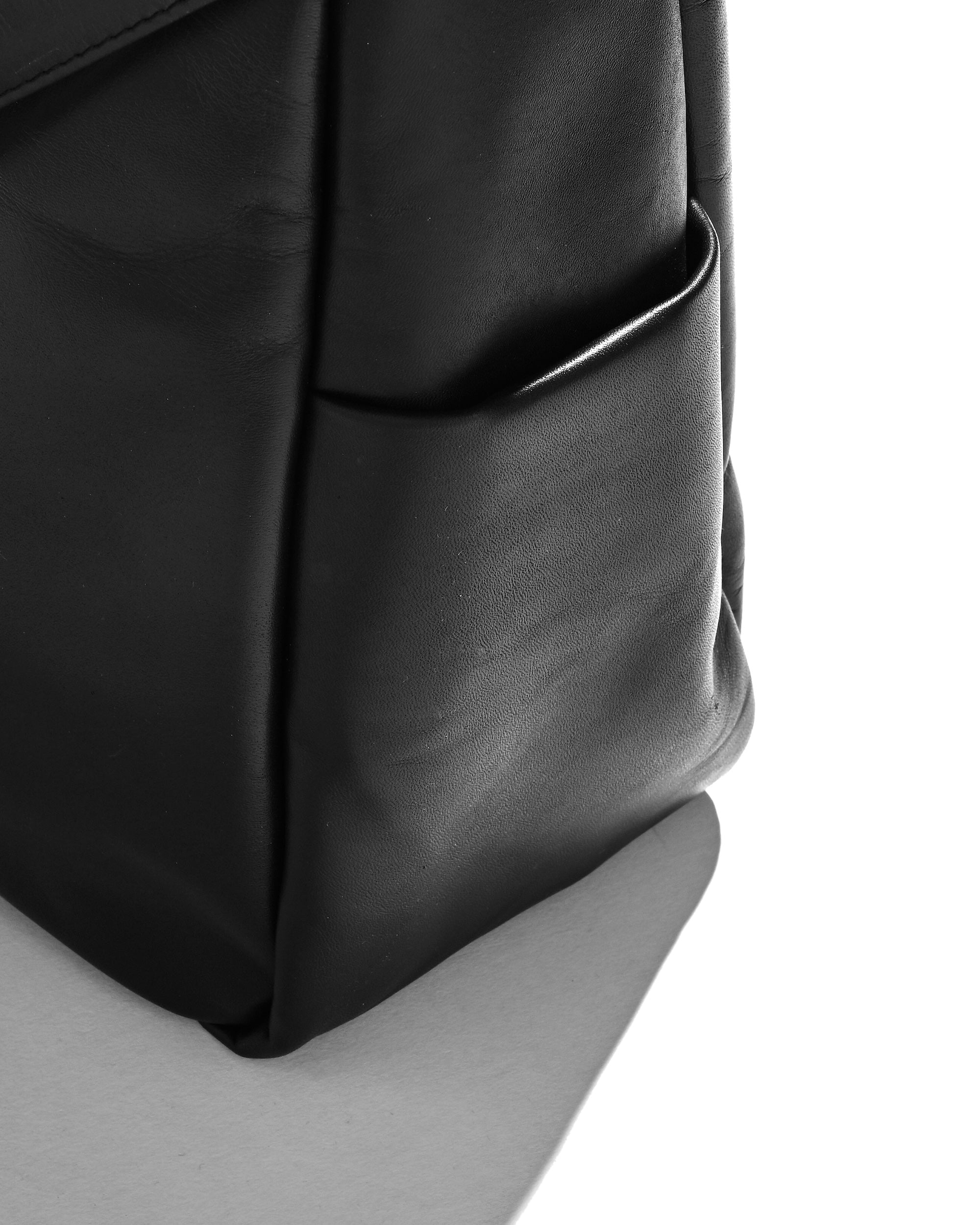 【6.17 WED 20:00- IN STOCK】LEATHER DAYOFF BAG LARGE (BLACK)