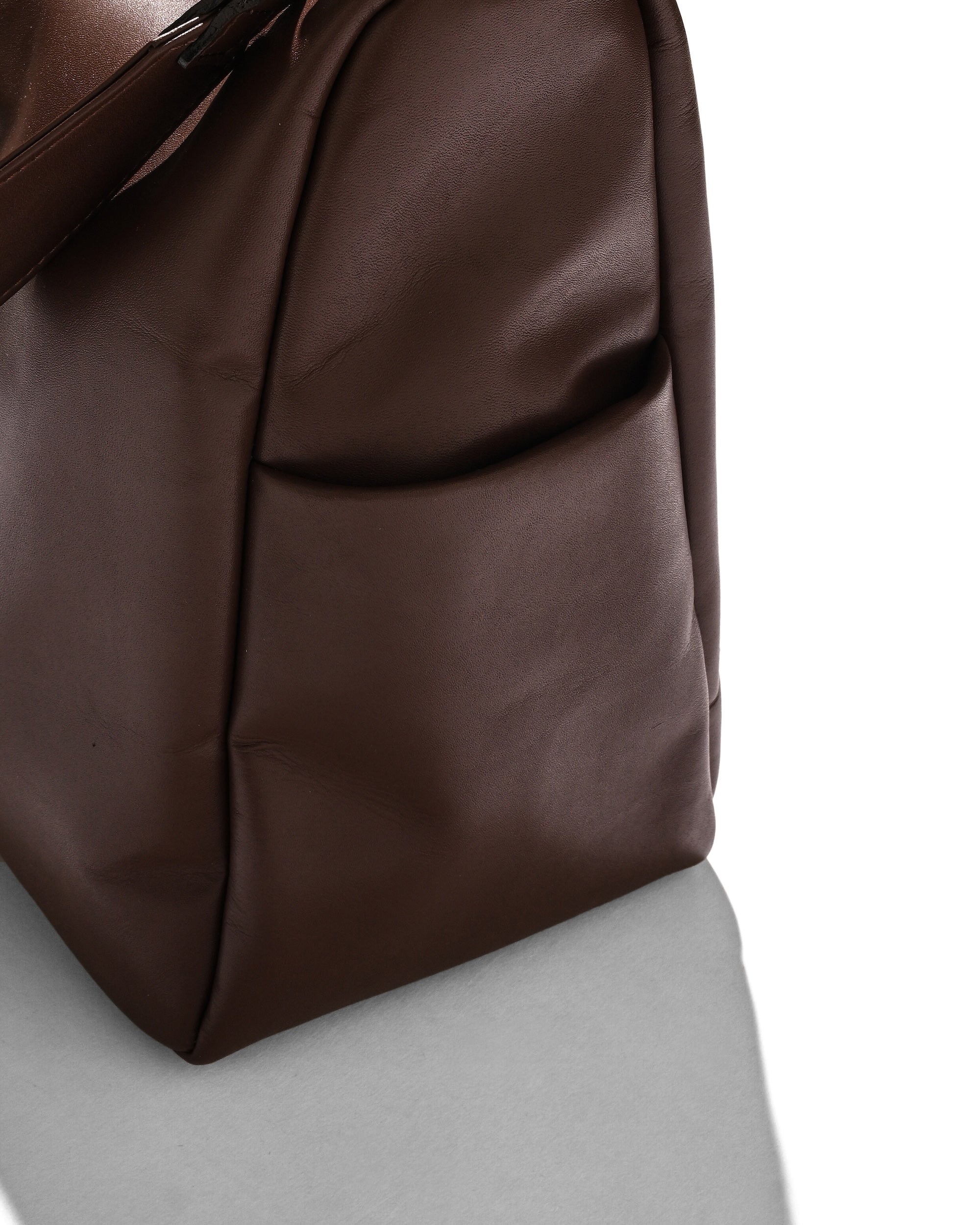 【6.17 WED 20:00- IN STOCK】LEATHER DAYOFF BAG LARGE (BROWN)